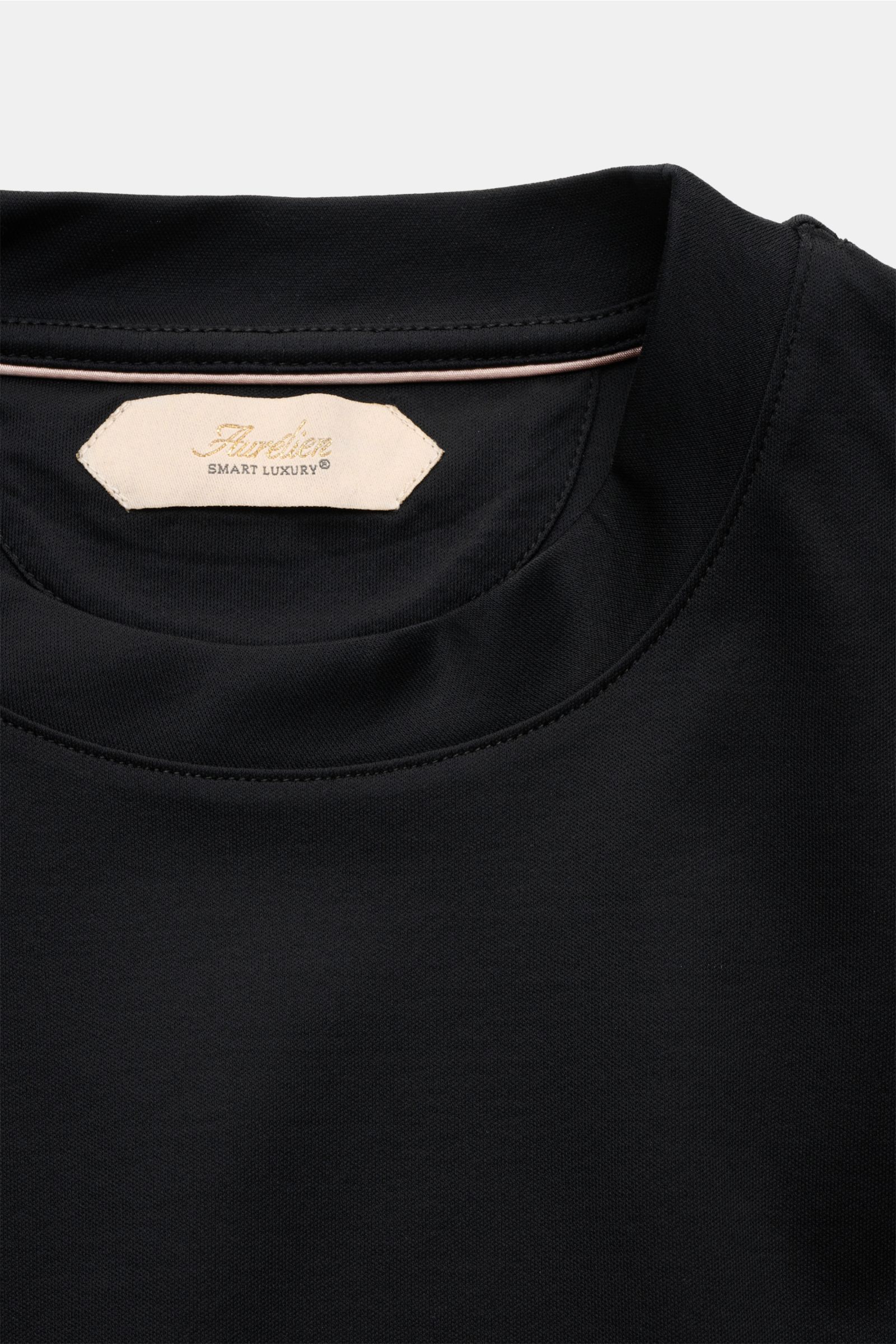 Nahaufnahme des Aurélien Rundhals-T-Shirt schwarz mit Rundhalsausschnitt, Slim Fit, weichem Griff aus reiner Baumwolle, frontal fotografiert.