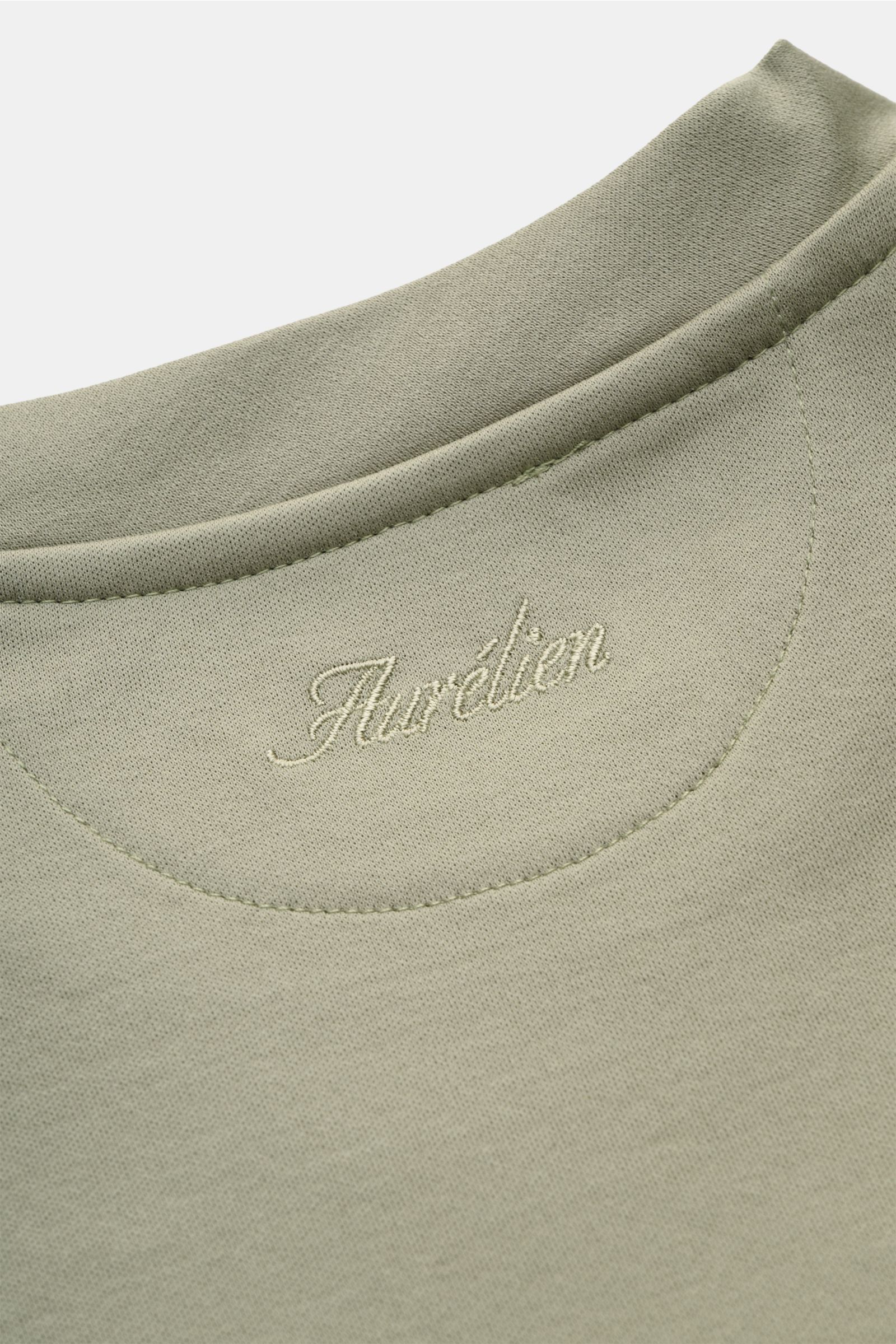 Nahaufnahme des Aurélien Rundhals-T-Shirt salbei von oben, reine Baumwolle, weicher Griff, Slim Fit, Rundhalsausschnitt, kurze Saumschlitze.