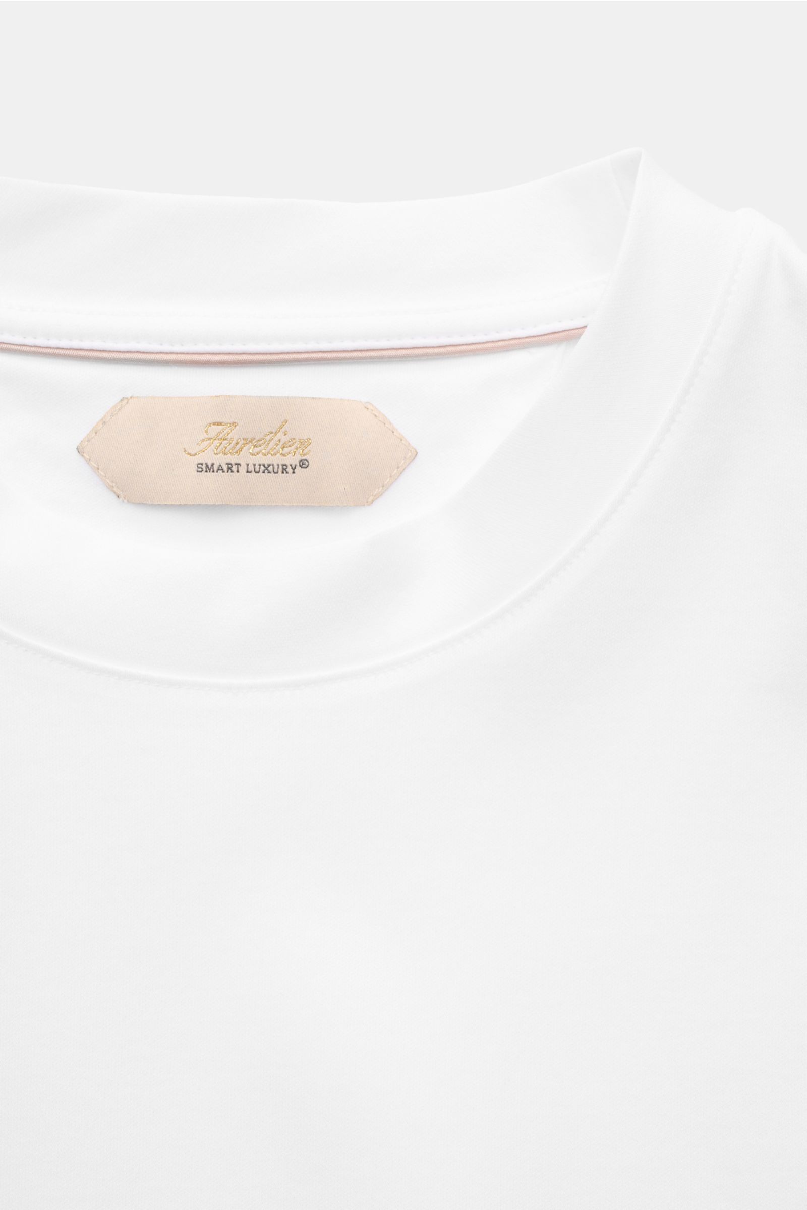 Nahaufnahme des Aurélien Rundhals-T-Shirt weiß, von oben fotografiert, zeigt Rundhalsausschnitt, reine Baumwolle, weicher Griff, Slim Fit und kurze Saumschlitze.