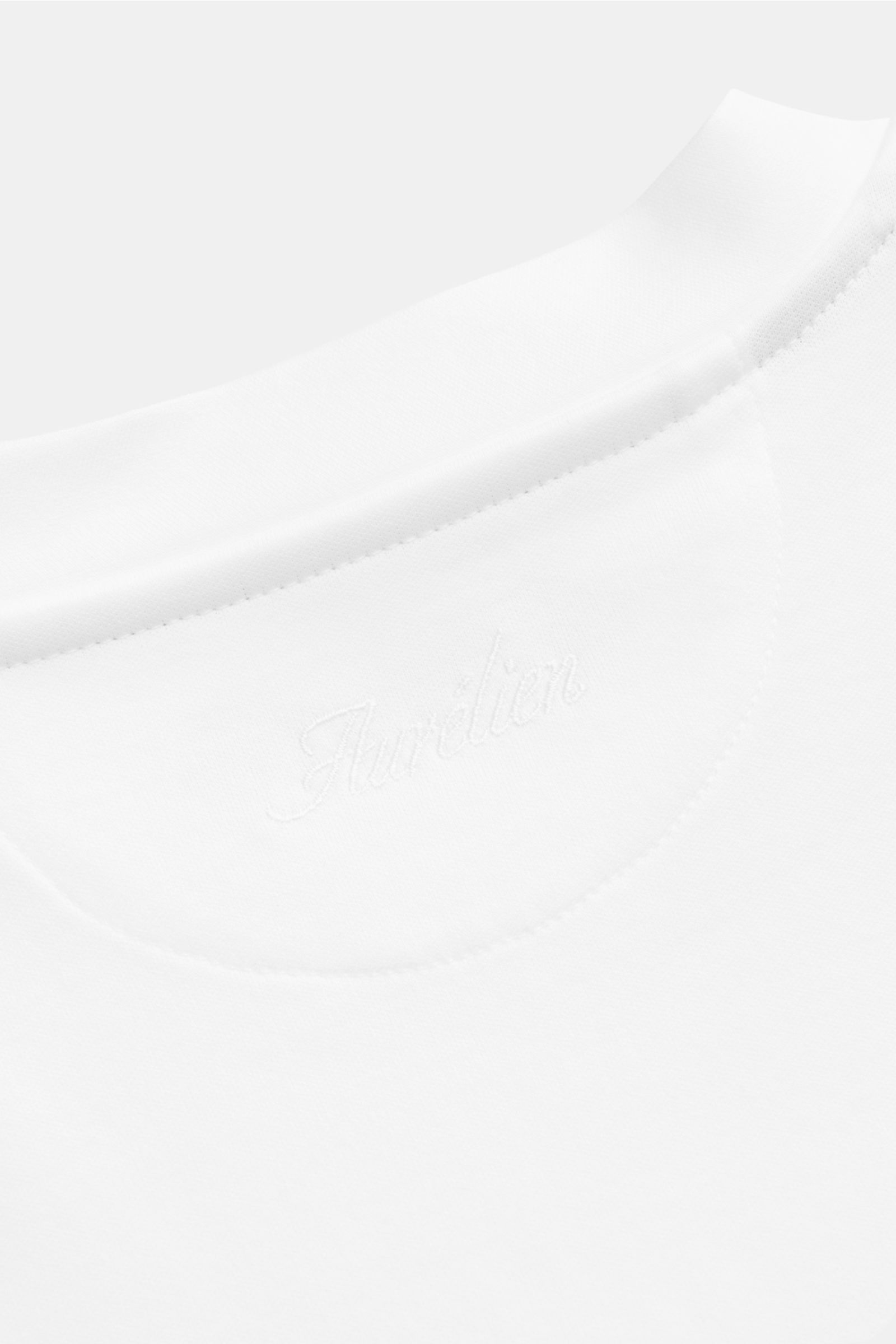 Nahaufnahme des Aurélien Rundhals-T-Shirt weiß mit Rundhalsausschnitt, Slim Fit, reiner Baumwolle, weichem Griff und kurzen Saumschlitzen.