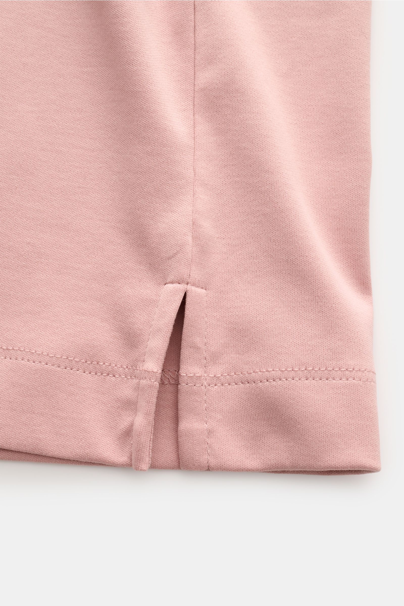 Close-up side view of the hem with short vents of the Aurélien Crew neck T-shirt antique pink, made of pure cotton.

A versatile basic for spring and summer: This T-shirt by AURÉLIEN combines high-quality cotton with a clean, timeless design.

