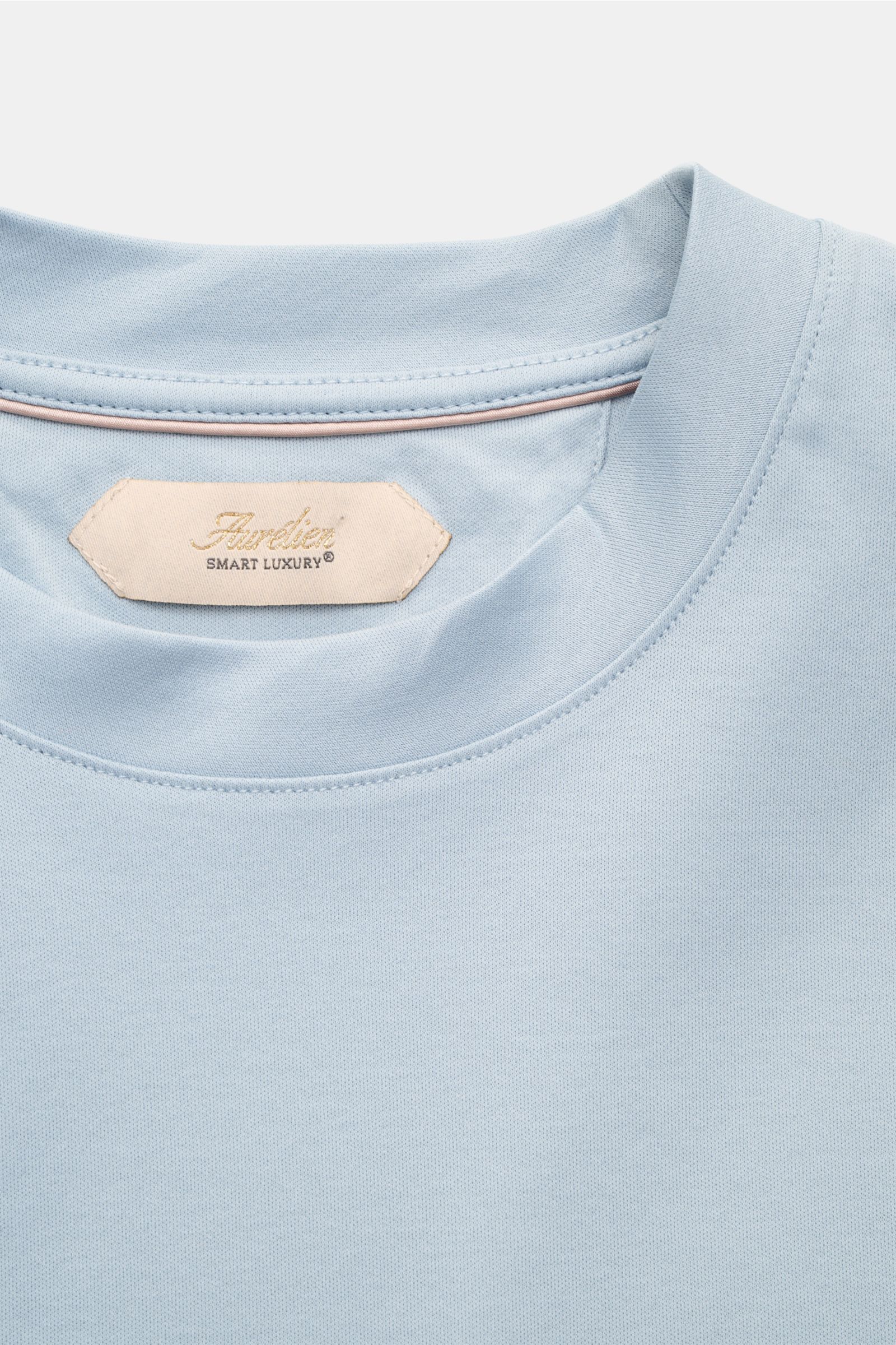 Close-up front view of the light blue Aurélien Rundhals-T-Shirt hellblau showing the round neckline and fabric texture. Vielseitiges Basic für den Frühling und Sommer: Das T-Shirt von AURÉLIEN verbindet hochwertige Baumwollqualität mit klarem, zeitlosem D