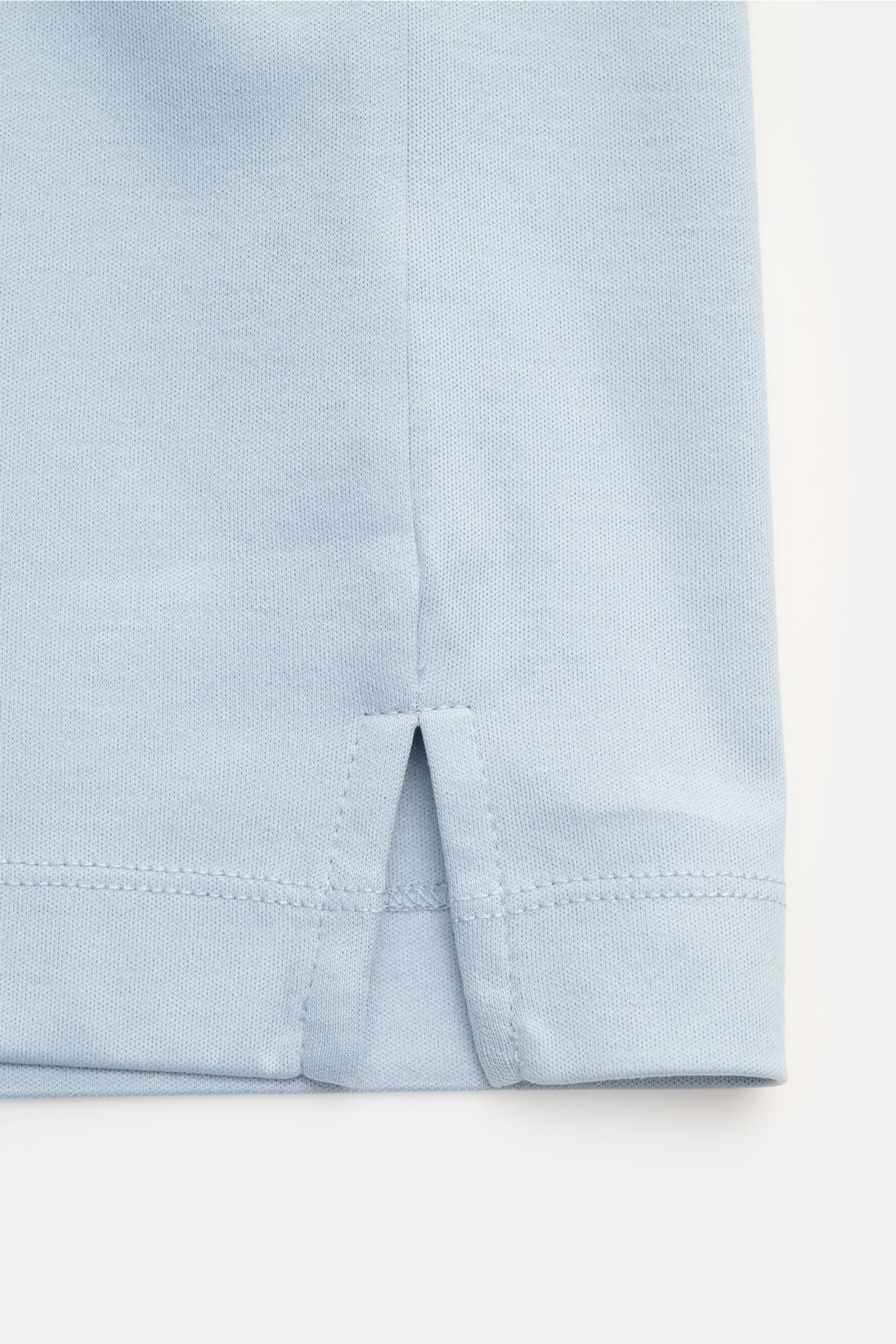 Close-up front view of the light blue Aurélien Rundhals-T-Shirt hellblau showing fabric texture and short hem slit. Vielseitiges Basic für den Frühling und Sommer: Das T-Shirt von AURÉLIEN verbindet hochwertige Baumwollqualität mit klarem, zeitlosem Desig
