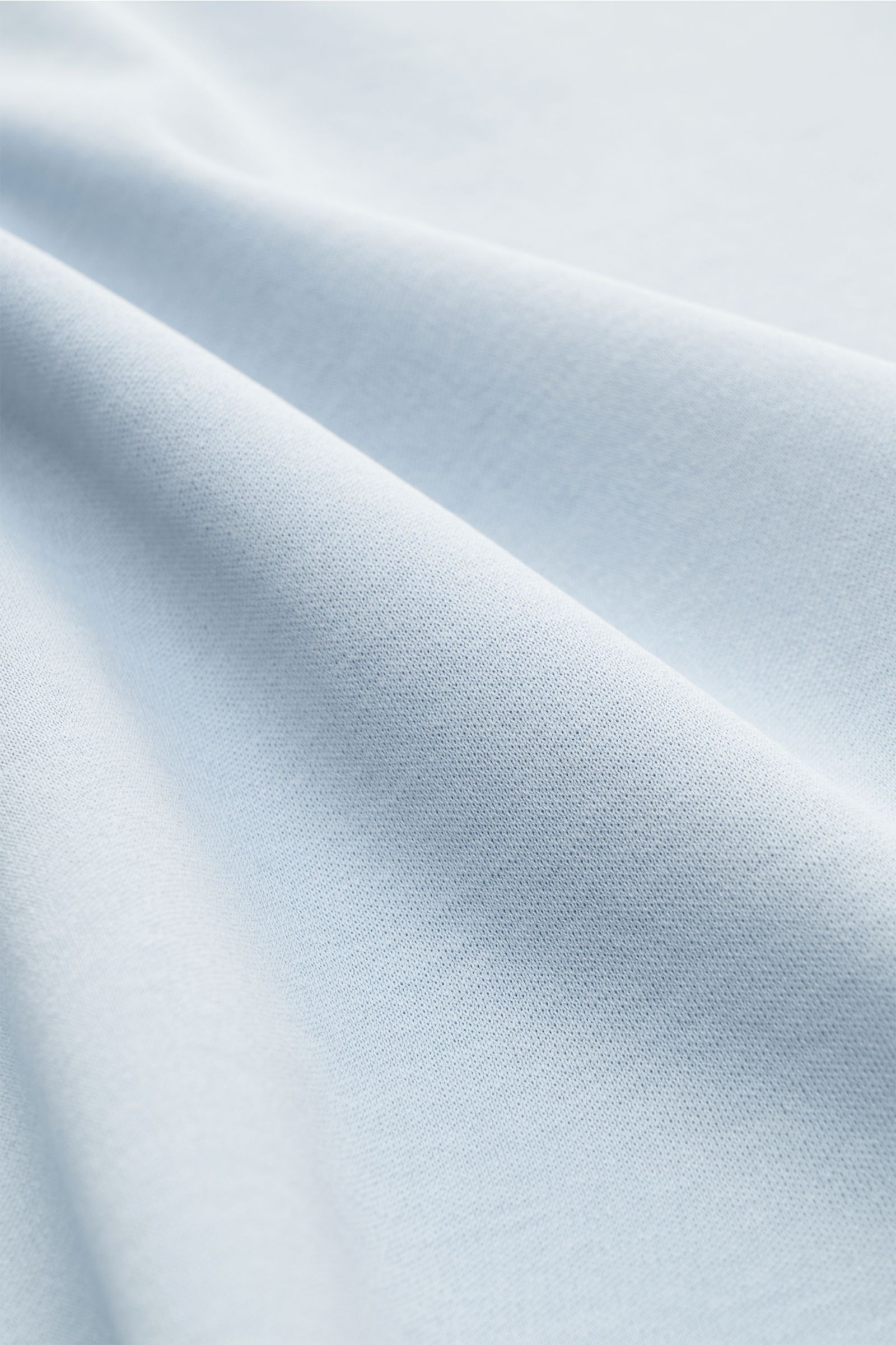 Aurélien Rundhals-T-Shirt hellblau aus reiner Baumwolle, Slim Fit mit Rundhalsausschnitt, weichem Griff und kurzen Saumschlitzen, Detailfoto Stoffstruktur.