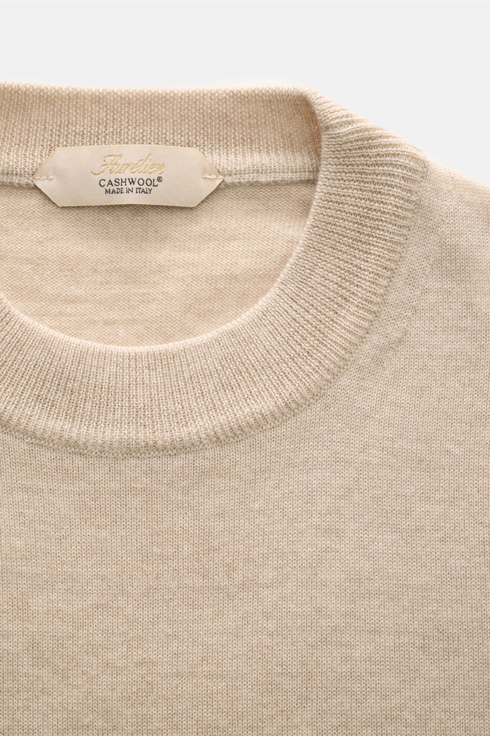 Close-up front view of the Aurélien Short sleeve jumper 'Cashwool' beige mottled showing the crew neck, fine knit texture, and ribbed bands with a metal label.