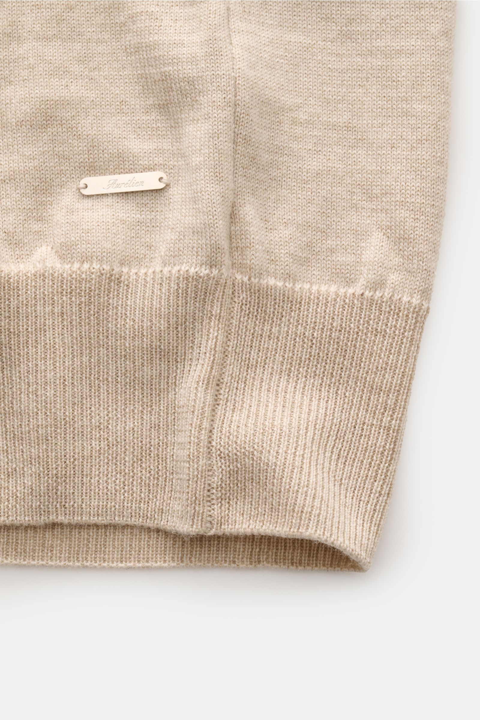 Close-up front view of Aurélien Short sleeve jumper 'Cashwool' beige mottled showing fine knit pure merino wool, ribbed hem, and metal label.