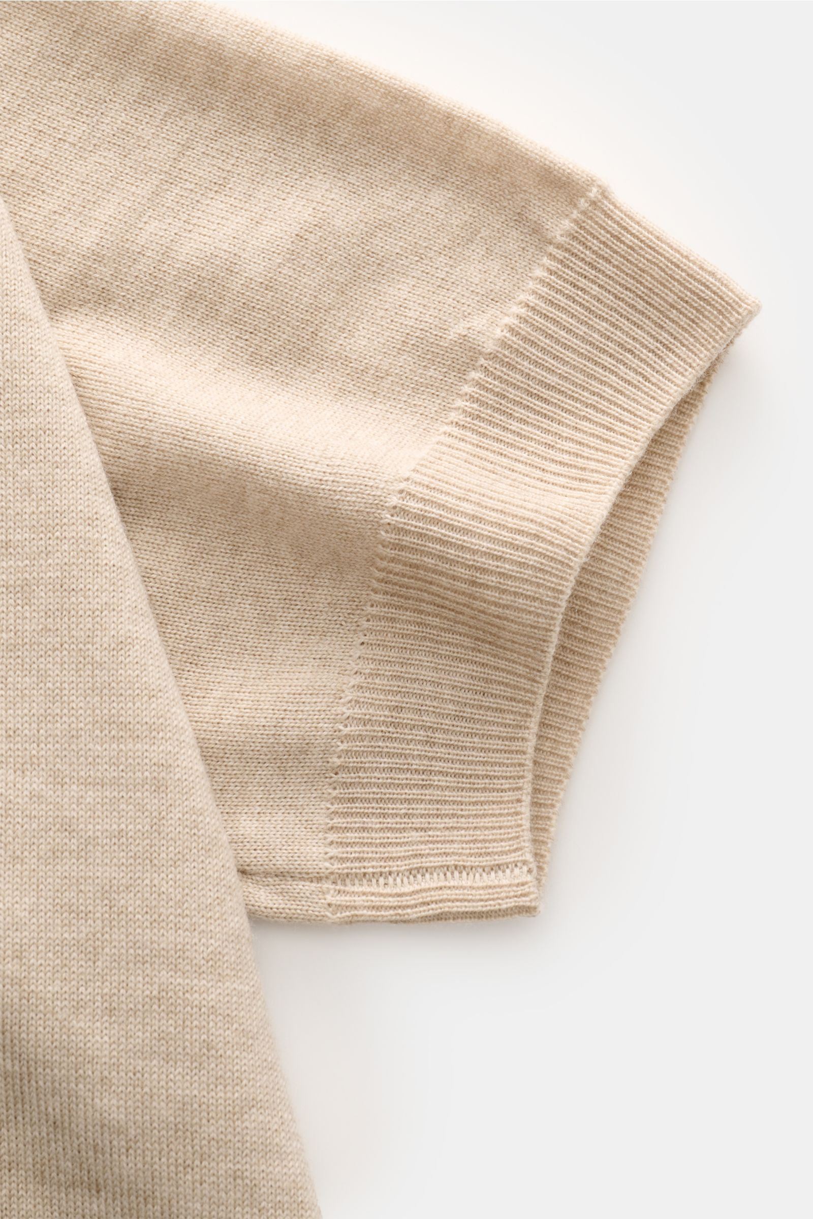 Close-up side view of the Aurélien Short sleeve jumper 'Cashwool' beige mottled, showing pure merino wool knit with ribbed bands and fine texture.