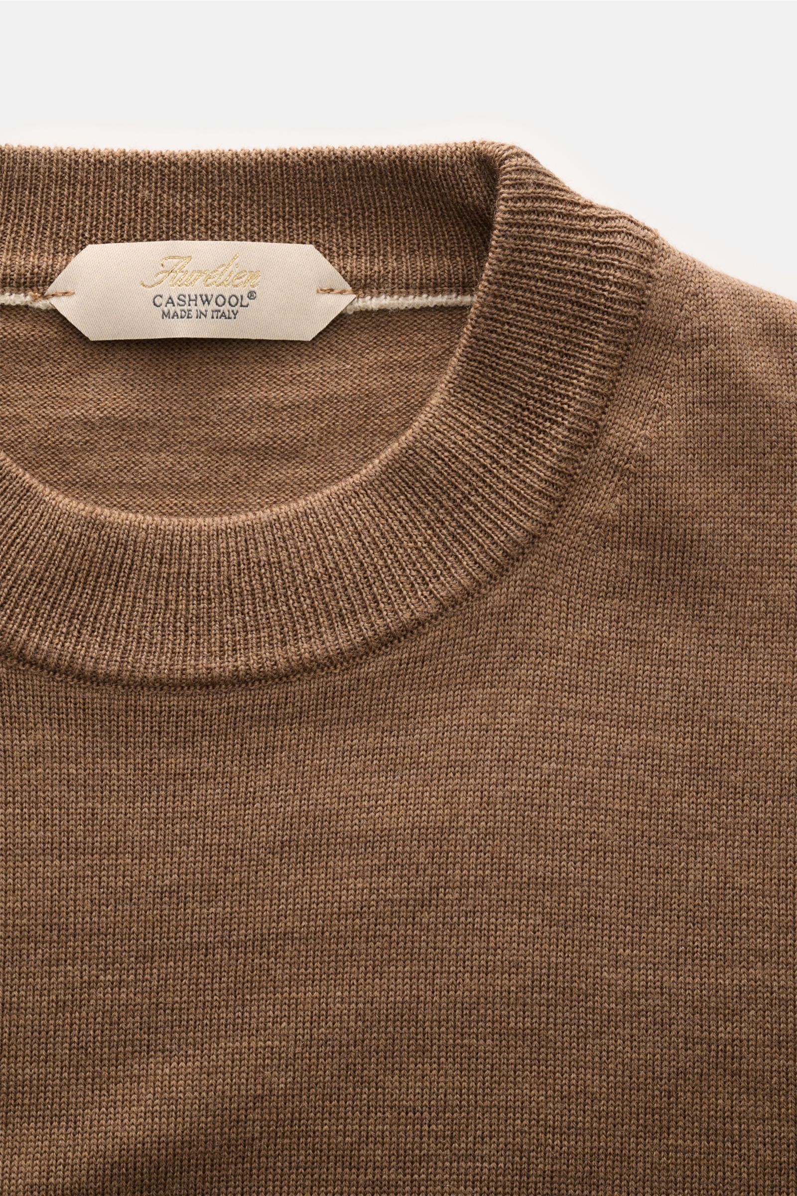 Close-up front view of Aurélien Short sleeve jumper 'Cashwool' brown mottled with a crew neck, fine knit, and ribbed collar detail, showcasing pure merino wool texture and metal label on the hem.