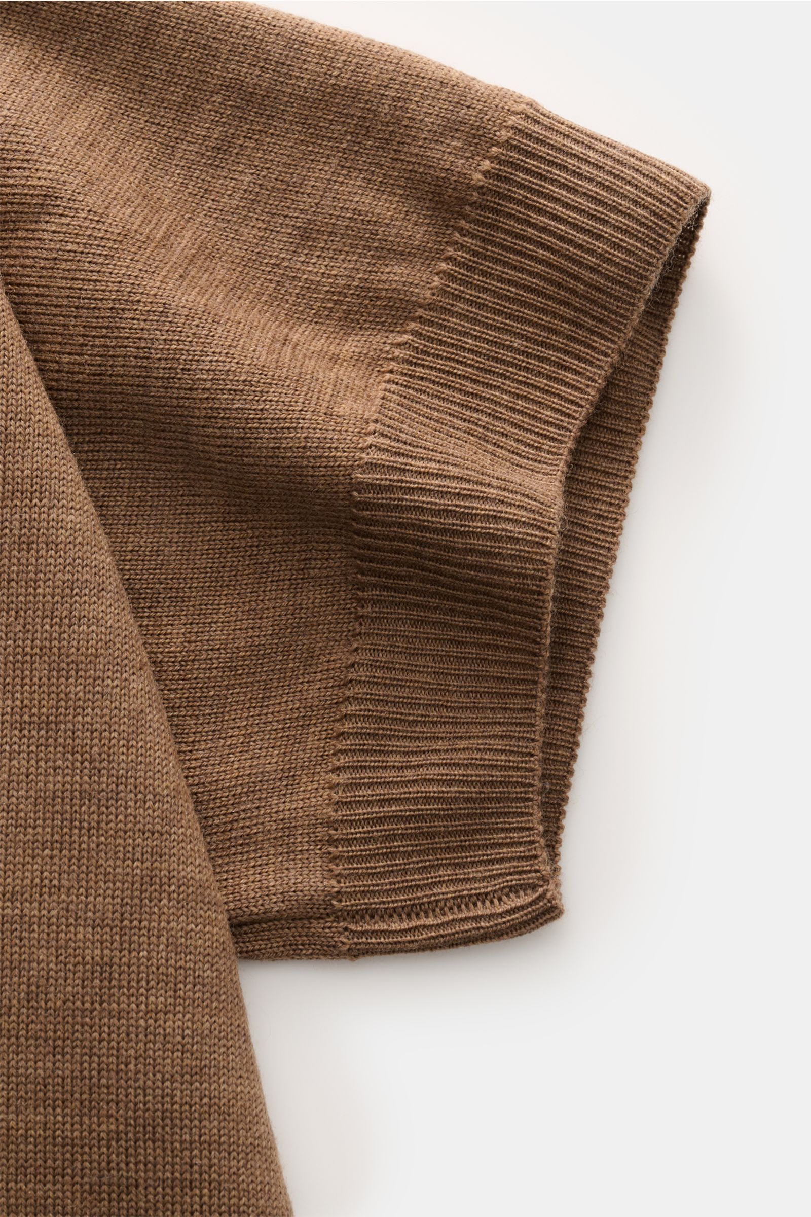 Close-up side view of the Aurélien Short sleeve jumper 'Cashwool' brown mottled, showing the fine knit, ribbed bands, and soft pure merino wool texture, highlighting its slim fit and crew neck design.