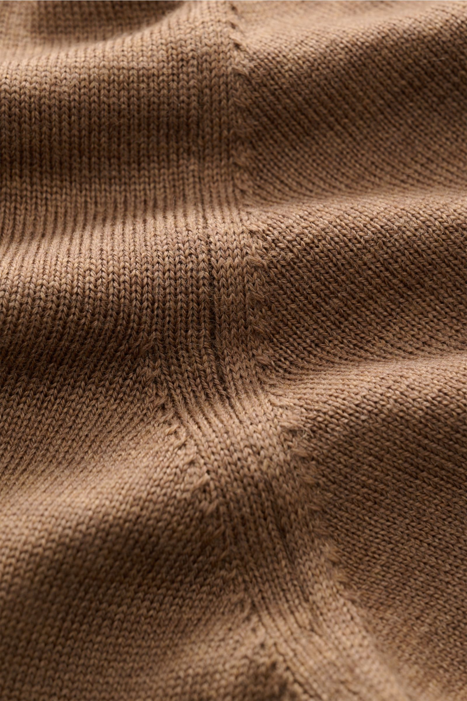 Close-up top-down view of Aurélien Short sleeve jumper 'Cashwool' brown mottled showing fine knit pure merino wool, soft feel, slim fit, crew neck, ribbed bands, and metal hem label.