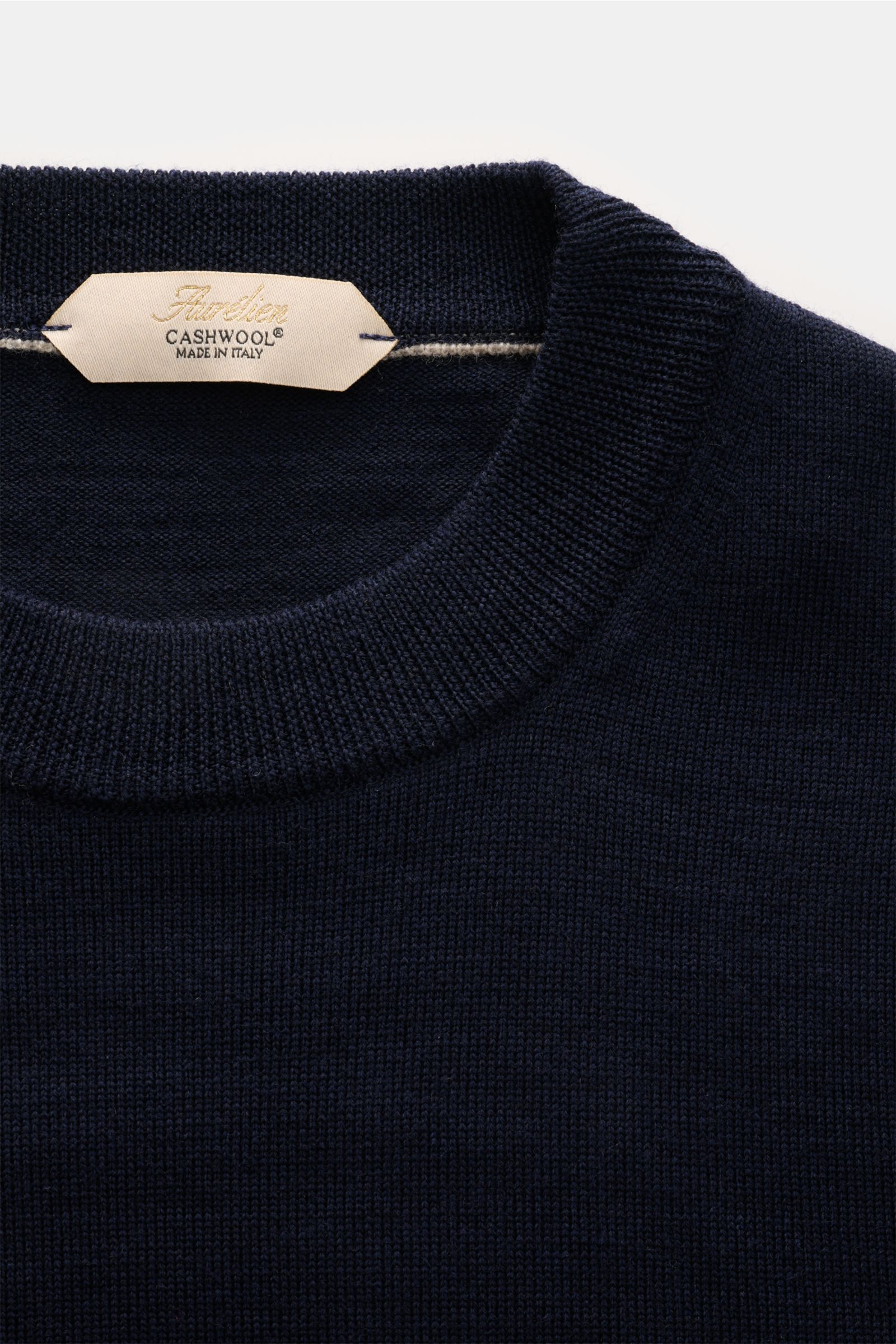 Close-up top view of Aurélien Short sleeve jumper 'Cashwool' navy showing crew neck, fine knit merino wool, soft feel, slim fit, ribbed bands, and metal label on hem.