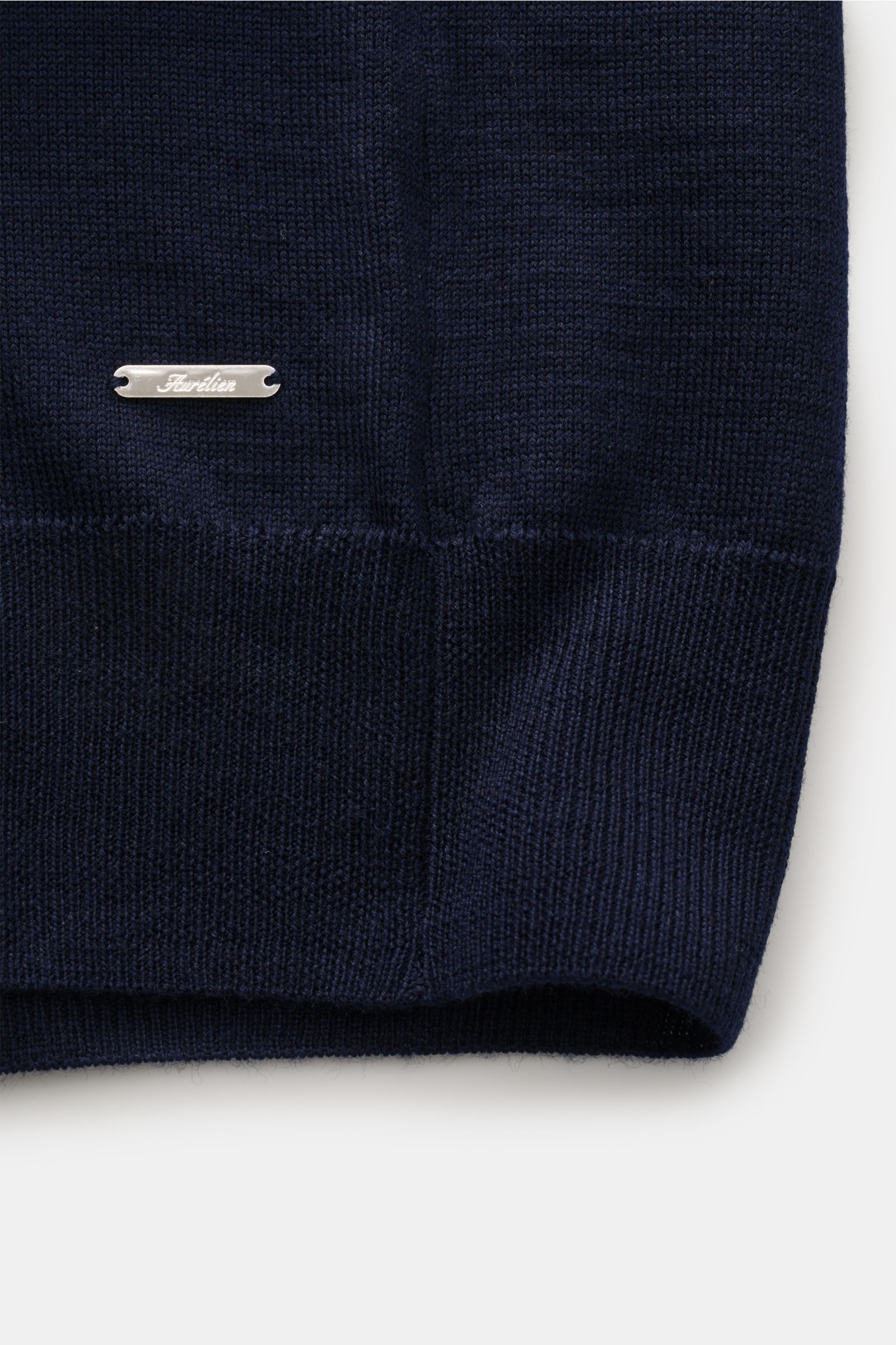Close-up front view of the Aurélien Short sleeve jumper 'Cashwool' navy hem showing fine knit, ribbed bands, and metal label.