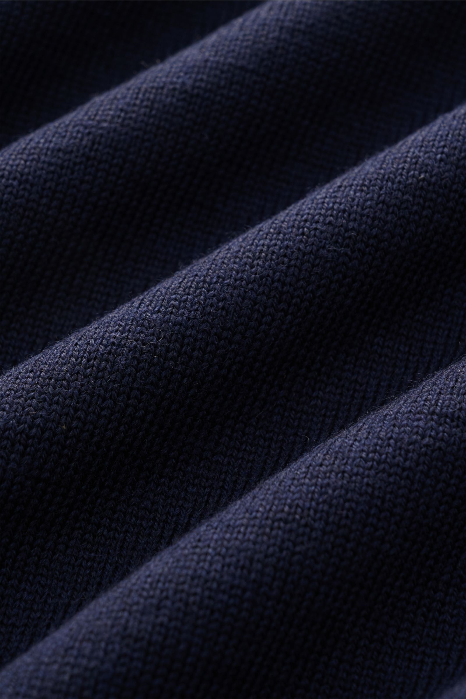 Close-up front view of Aurélien Short sleeve jumper 'Cashwool' navy showing fine knit pure merino wool fabric with soft feel and ribbed texture.