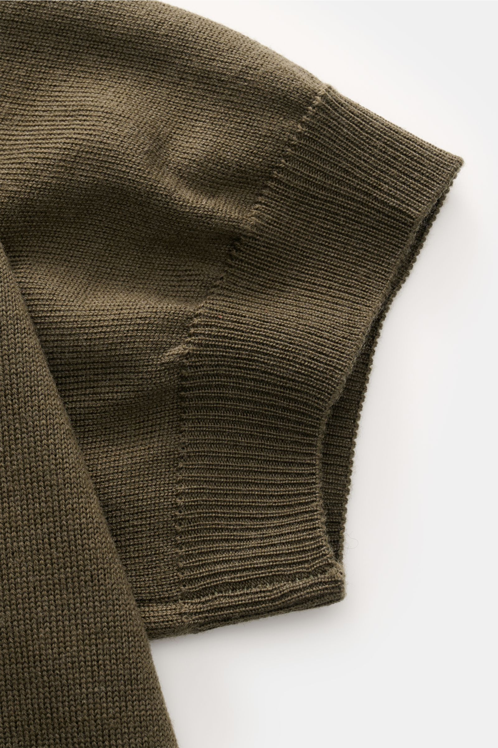 Close-up side view of Aurélien Short sleeve jumper 'Cashwool' dark olive, showing soft pure merino wool knit, ribbed bands, and fine crew neck detail.