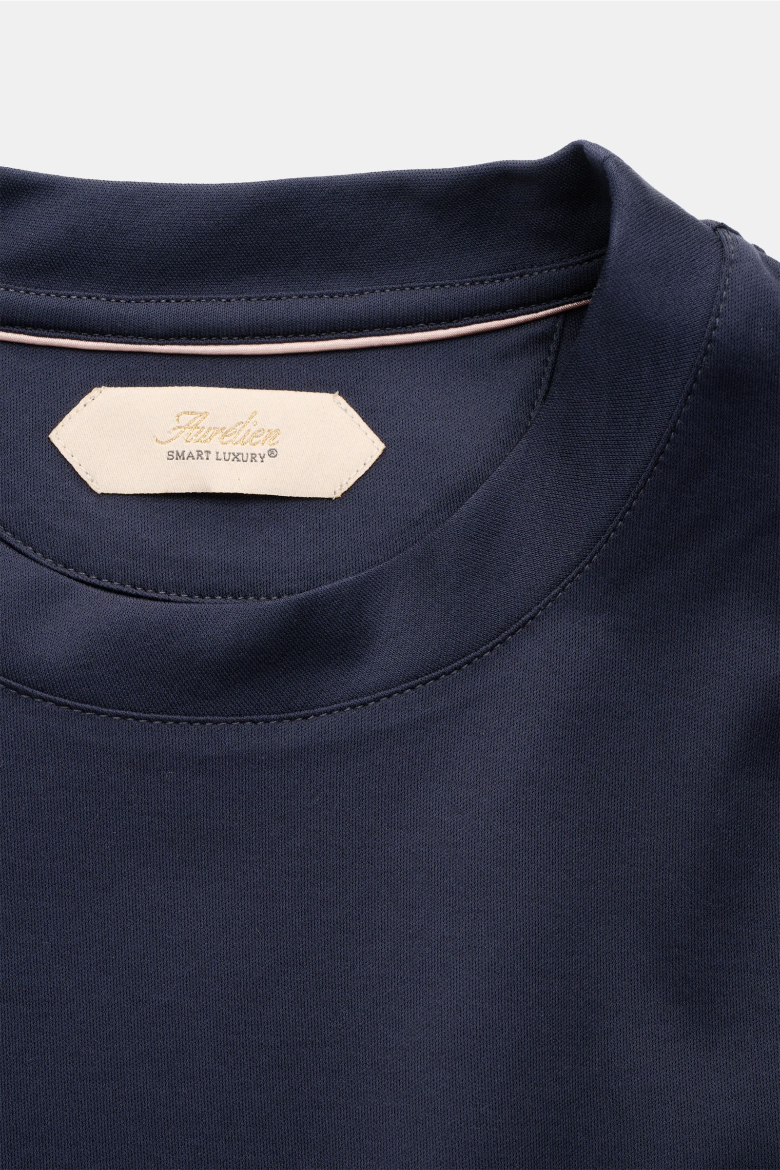 Aurélien Rundhals-T-Shirt navy close-up from above showing round neckline, tonal logo-stitching, soft pure cotton slim fit fabric. Vielseitiges Basic für den Frühling und Sommer: Das T-Shirt von AURÉLIEN verbindet hochwertige Baumwollqualität mit klarem, 