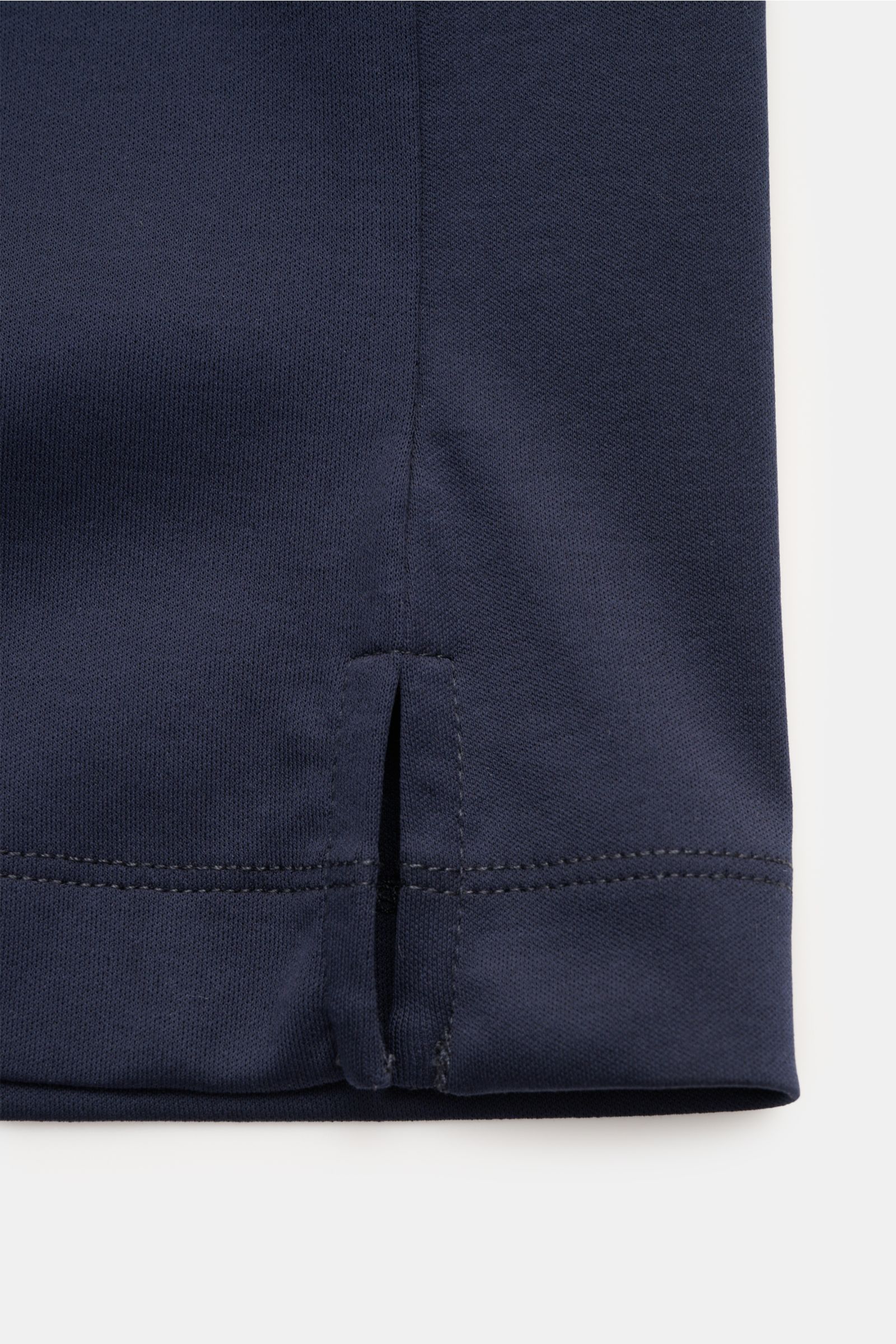 Close-up of the lower hem of the Aurélien Rundhals-T-Shirt navy, showing short side slit and fine stitching from a front angle. Vielseitiges Basic für den Frühling und Sommer: Das T-Shirt von AURÉLIEN verbindet hochwertige Baumwollqualität mit klarem, zei