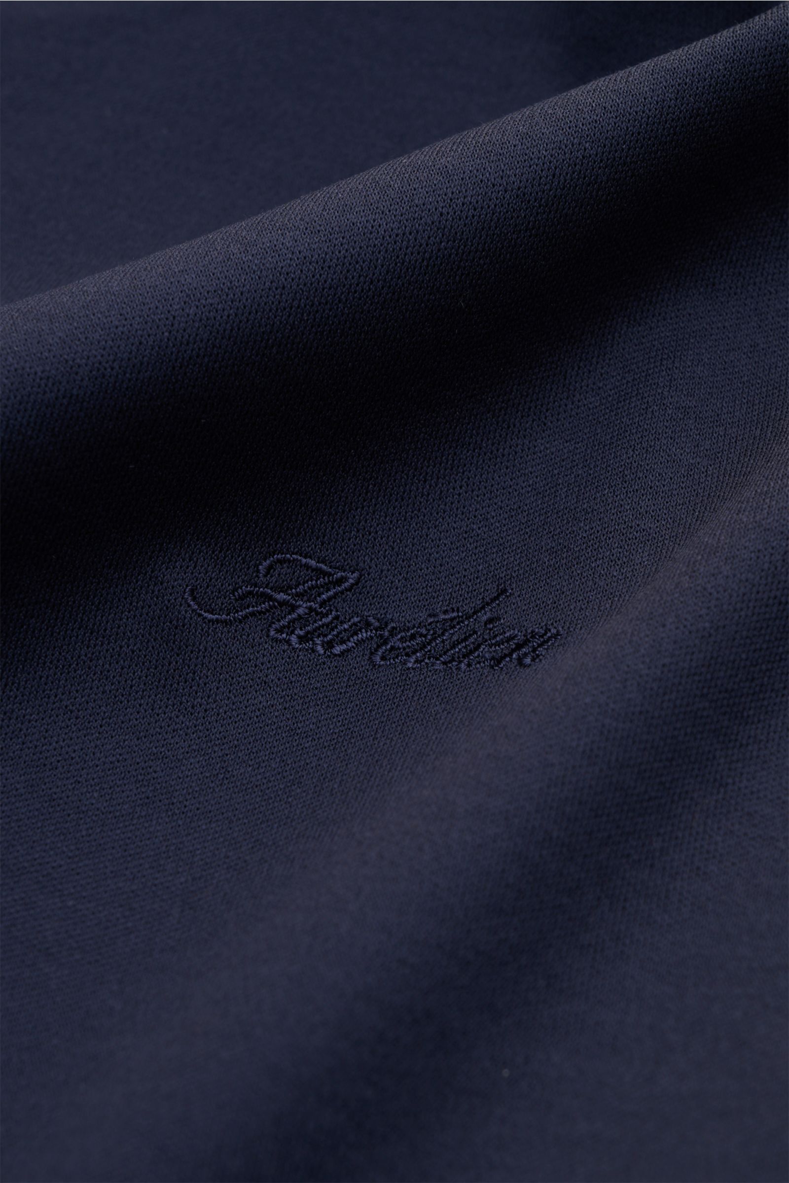 Close-up view of the Aurélien Rundhals-T-Shirt navy fabric showing tonal logo-stitching, made of pure cotton with a soft touch.