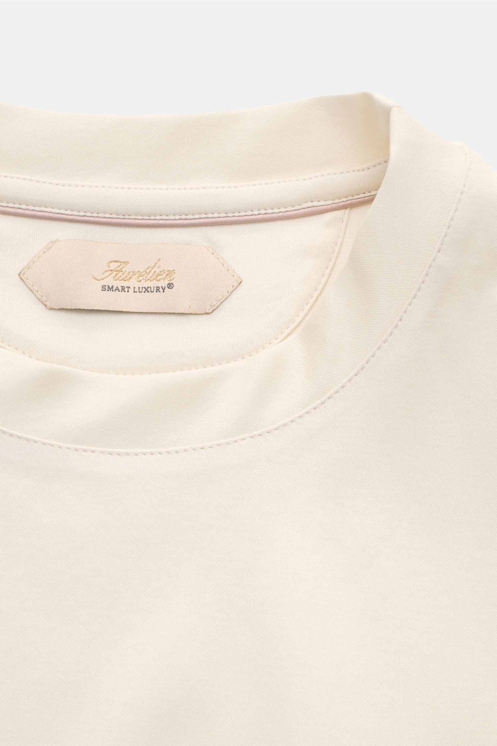 Aurélien Rundhals-T-Shirt creme, Nahaufnahme von oben, Slim Fit, reine Baumwolle, weicher Griff, Rundhalsausschnitt, tonales Logo-Stitching.