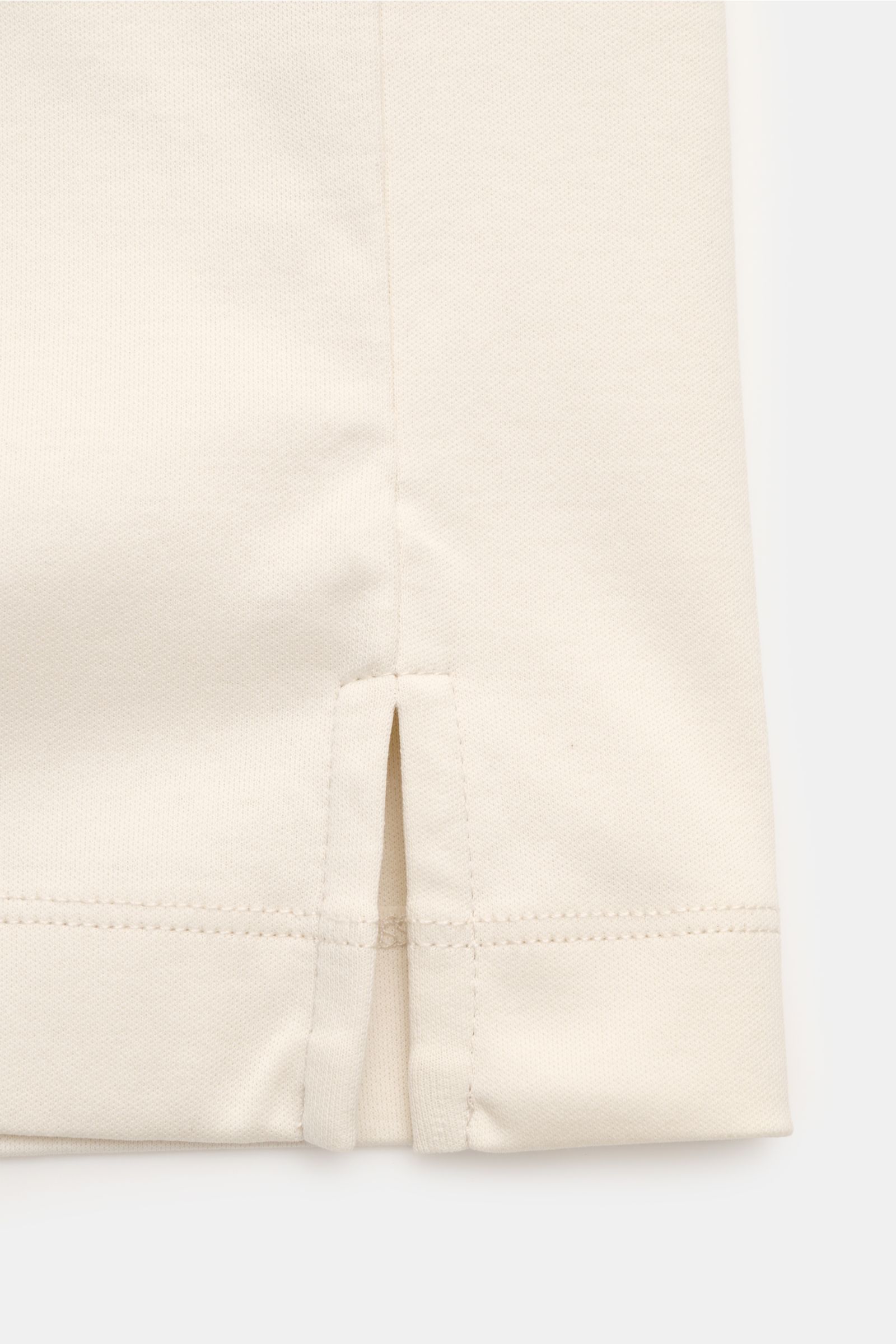 Aurélien Rundhals-T-Shirt creme, Detailaufnahme Saumschlitze, reine Baumwolle, weicher Griff, Slim Fit, tonales Logo-Stitching, Rundhalsausschnitt.