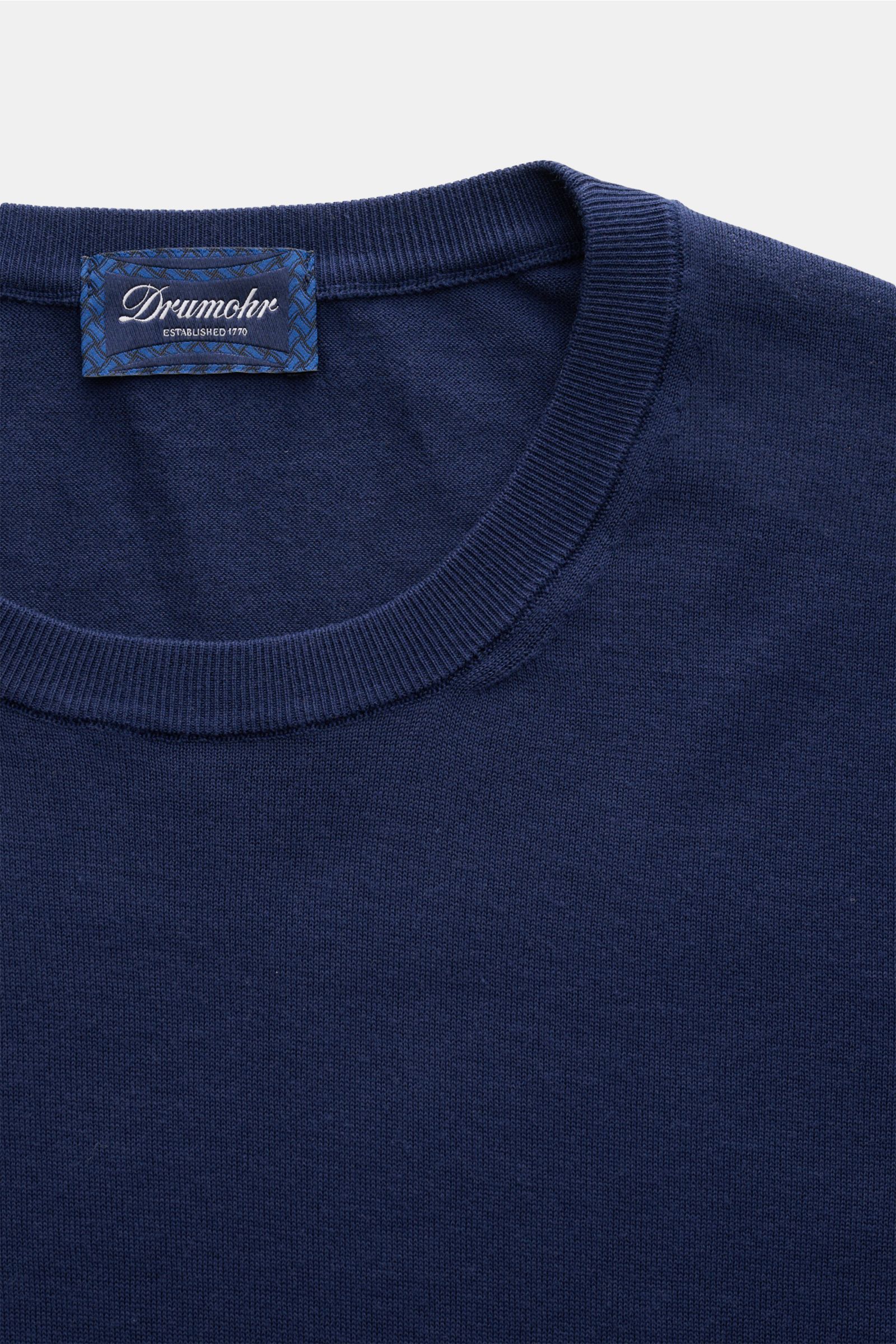 Close-up front view of Drumohr Short sleeve jumper dark blue neckline and label, fine knit pure cotton, soft feel, slim fit, elasticated ribbed bands. 

Description: A fine essential from label DRUMOHR: This Italian-made short sleeve jumper is made of 