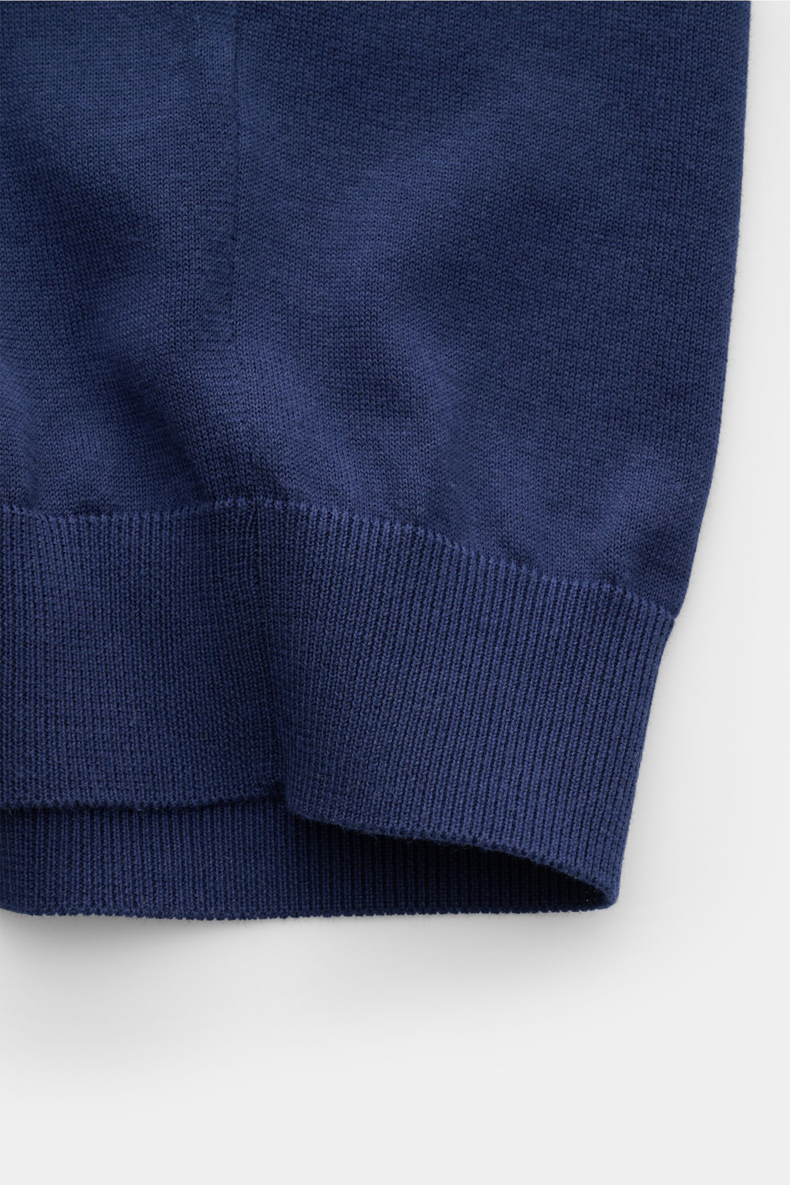 Close-up view from the side of the hem of the Drumohr Short sleeve jumper dark blue, showing fine knit pure cotton with elasticated ribbed bands.

Description: A fine essential from label DRUMOHR: This Italian-made short sleeve jumper is made of comfor