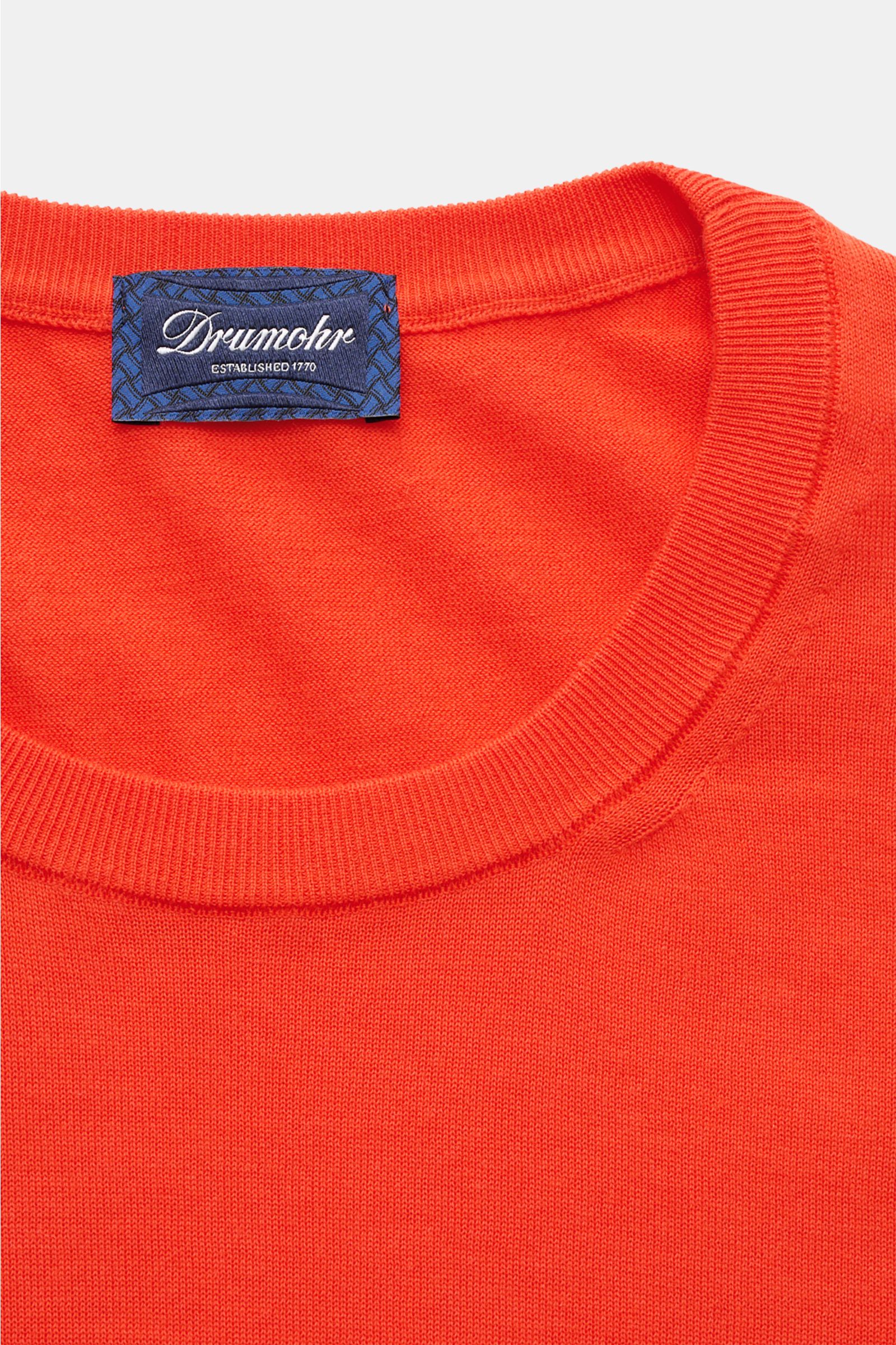 Drumohr Kurzarmpullover rot, Detailaufnahme von oben, feiner Baumwoll-Feinstrick, weicher Griff, Slim Fit, elastische Rippbündchen.