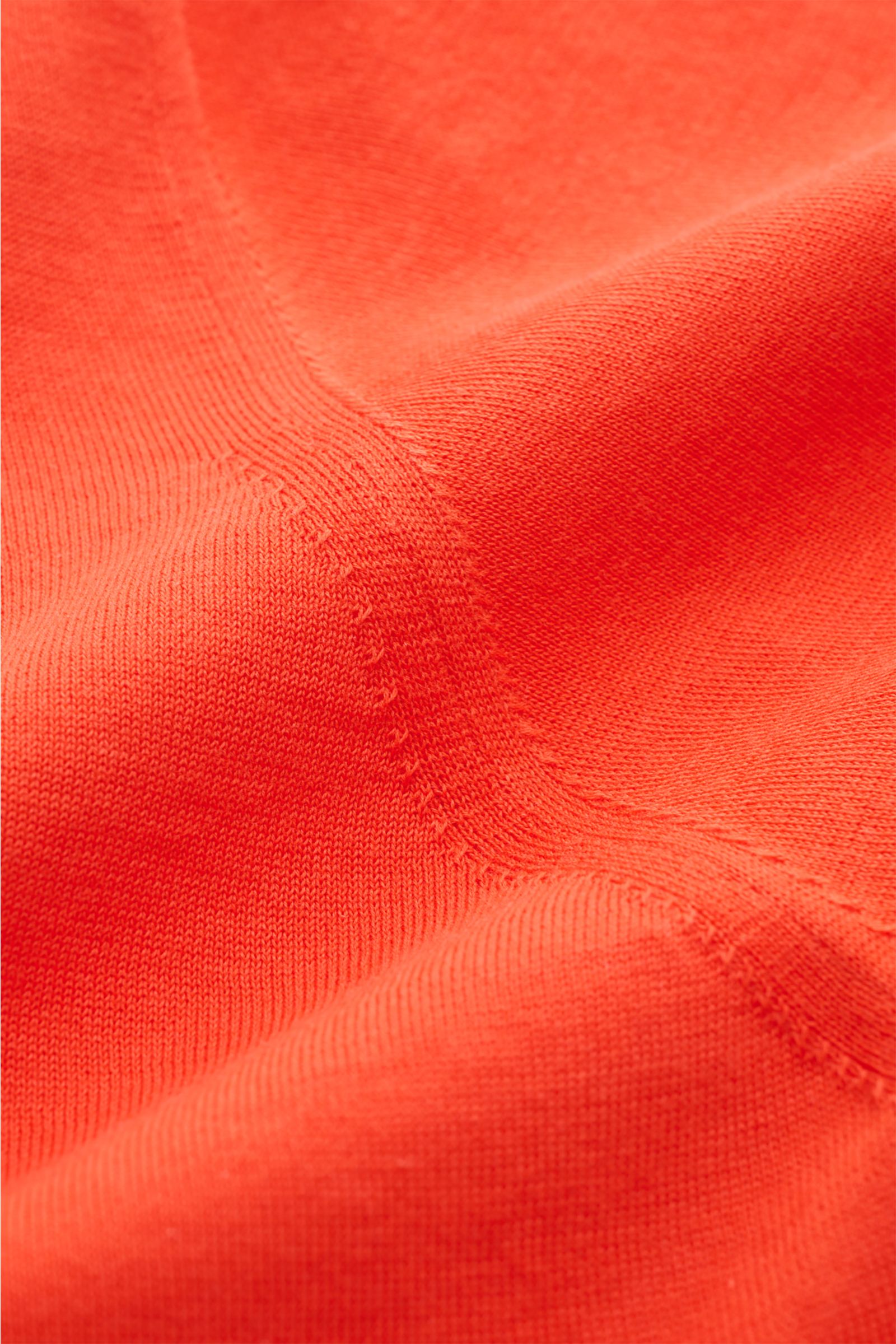 Drumohr Kurzarmpullover rot, Nahaufnahme der feinen Baumwollstruktur und elastischen Rippbündchen, weicher Griff, Slim Fit, aus Italien.