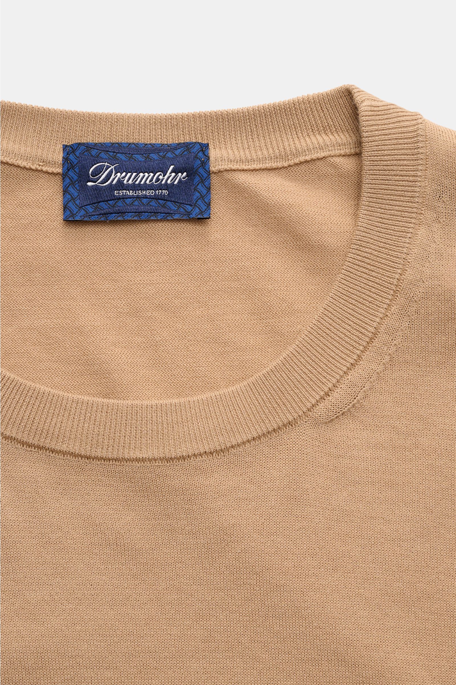 Drumohr Kurzarmpullover hellbraun, Nahaufnahme von oben, feiner Baumwollstrick, weicher Griff, Slim Fit, elastische Rippbündchen.