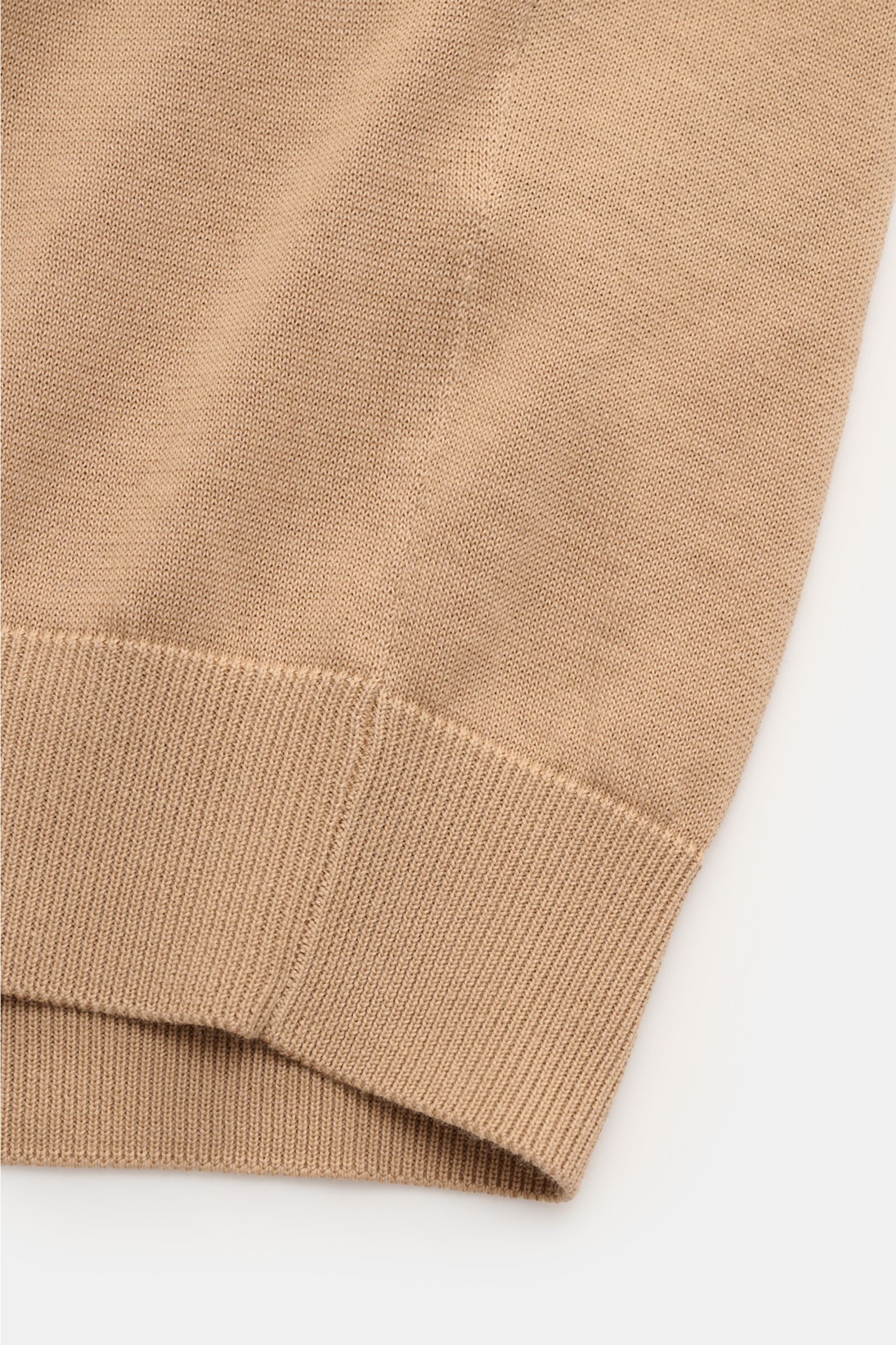 Drumohr Kurzarmpullover hellbraun aus feiner, weicher Baumwolle, Slim Fit mit elastischen Rippbündchen, Detailaufnahme von unten schräg.