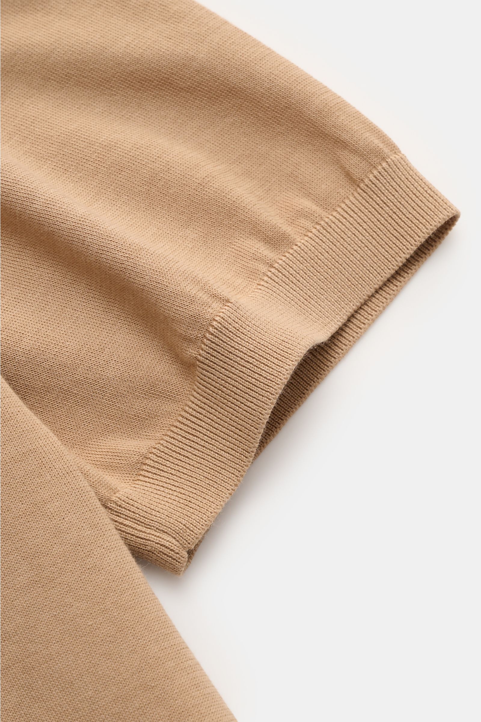 Nahaufnahme des Drumohr Kurzarmpullover hellbraun von oben fotografiert, Feinstrick aus reiner Baumwolle, weicher Griff, sehr feines Strickbild, Slim Fit, elastische Rippbündchen.