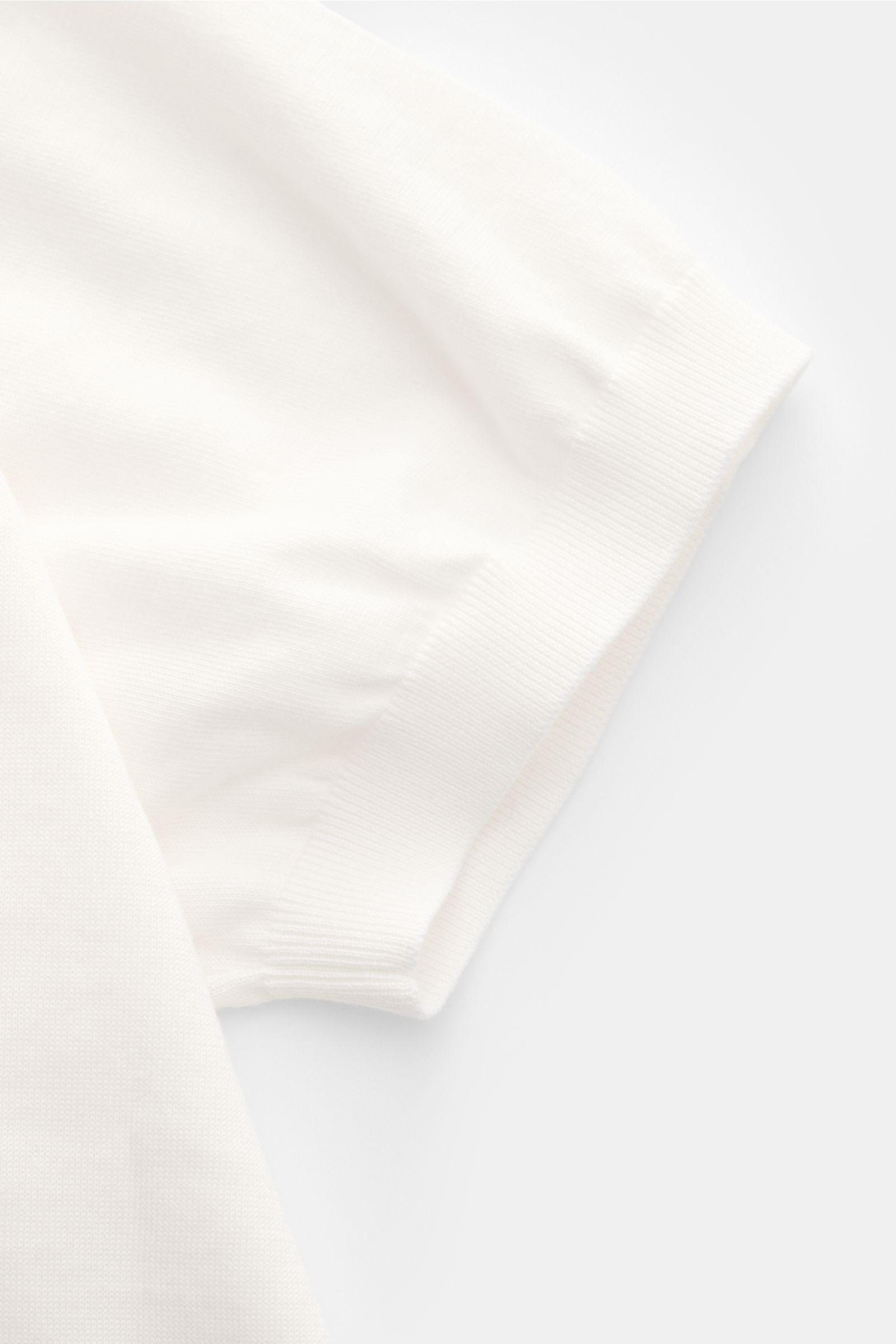 Close-up from the side of the Drumohr Short sleeve jumper off-white sleeve showing elasticated ribbed bands and fine knit cotton fabric.