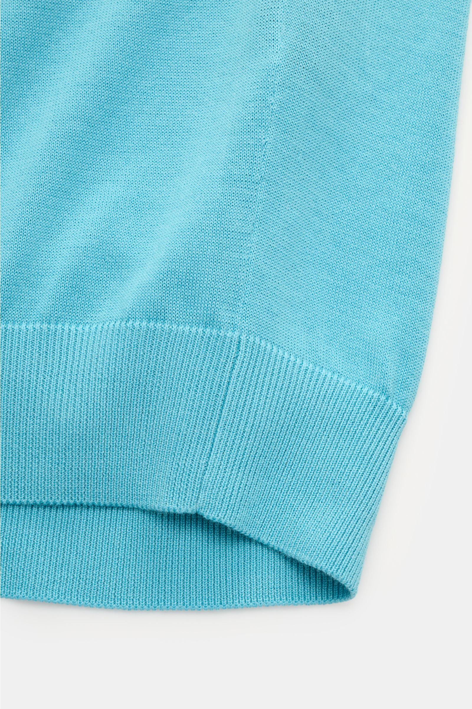 Drumohr Kurzarmpullover blau, nah aus schräger Perspektive, feiner Baumwollstrick, weicher Griff, Slim Fit, elastische Rippbündchen, italienische Qualität.