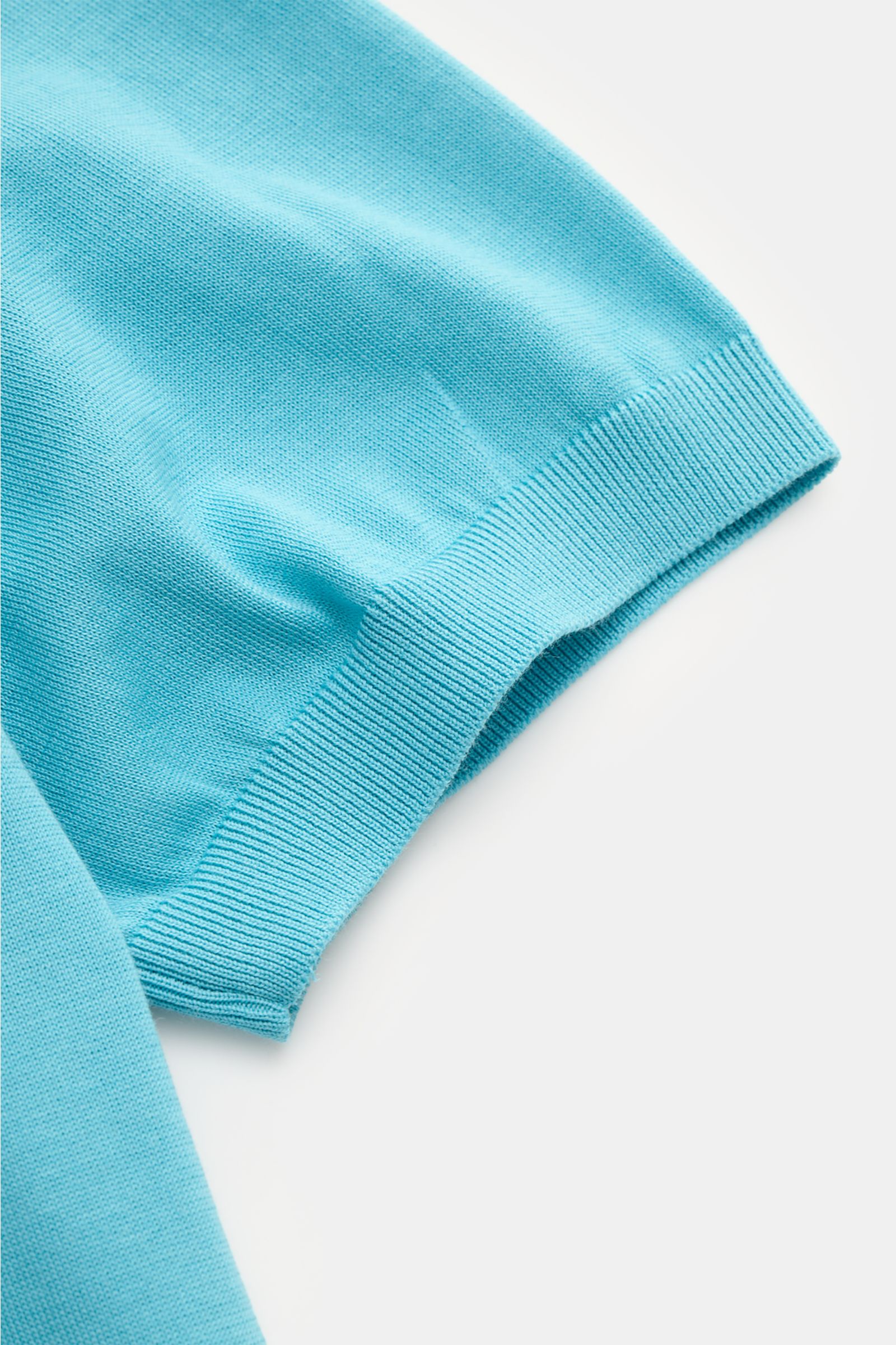 Drumohr Kurzarmpullover blau, Detailansicht von oben rechts, feiner Baumwollfeinstrick, weicher Griff, Slim Fit, elastische Rippbündchen.