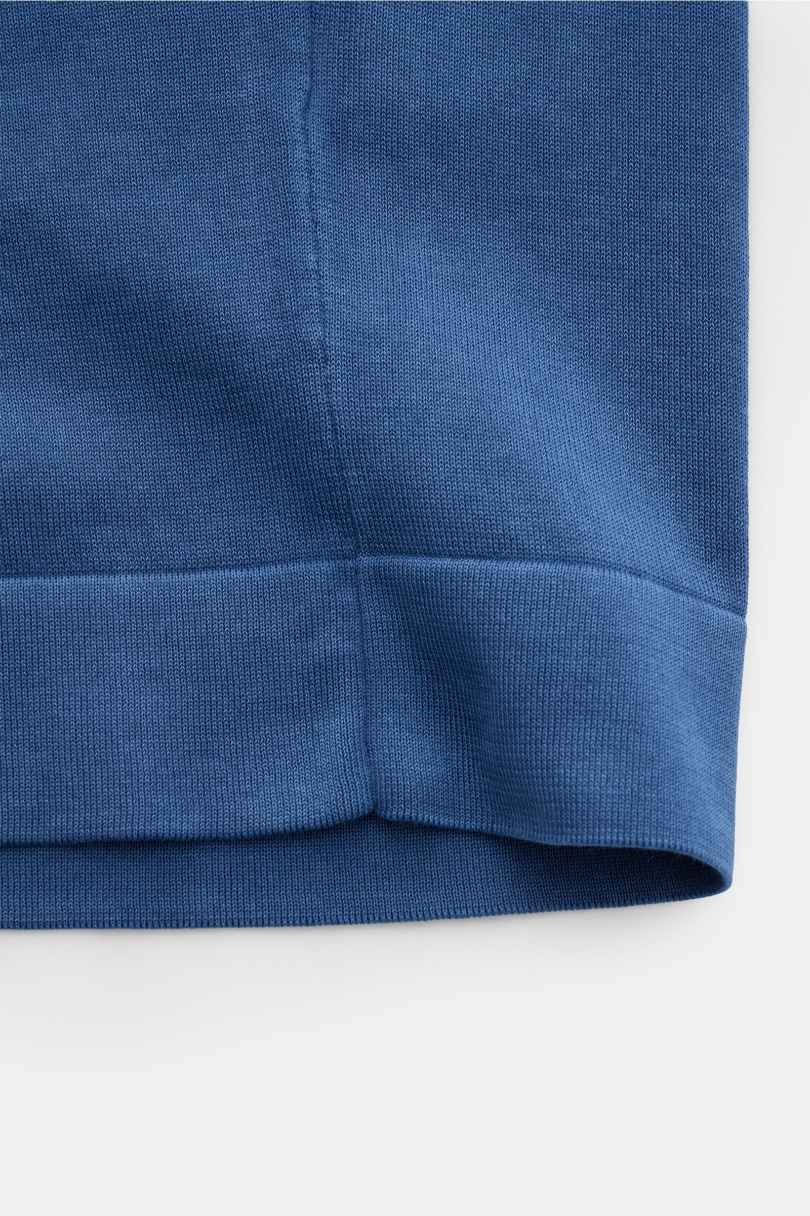 Close-up of the hem and side seam of the Drumohr T-shirt dark blue, showcasing fine cotton knit fabric from a side angle.

A basic with maximum comfort: This elegant T-shirt by DRUMOHR made of cotton in a comfortable fine knit is a must-have essential 
