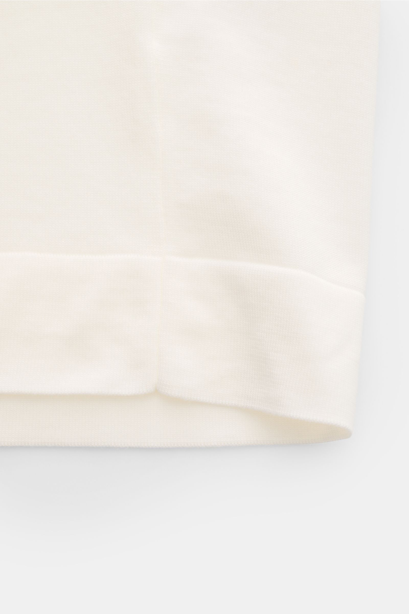 Close-up view of the hem of the Drumohr T-shirt off-white, showing fine knit cotton fabric with a soft, regular fit and crew neck.

A basic with maximum comfort: This elegant T-shirt by DRUMOHR made of cotton in a comfortable fine knit is a must-have e