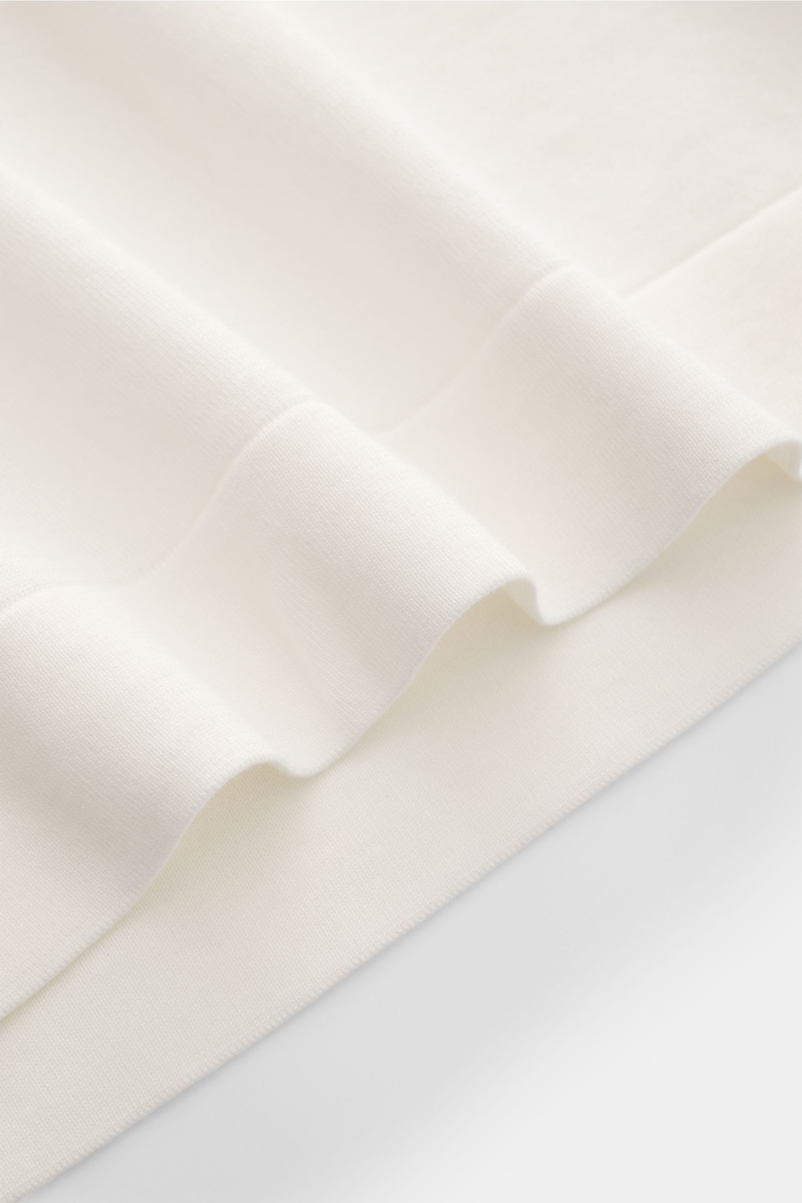 Close-up detail of the off-white Drumohr T-shirt fabric, showing fine knit cotton texture from a top-down perspective.

A basic with maximum comfort: This elegant T-shirt by DRUMOHR made of cotton in a comfortable fine knit is a must-have essential for