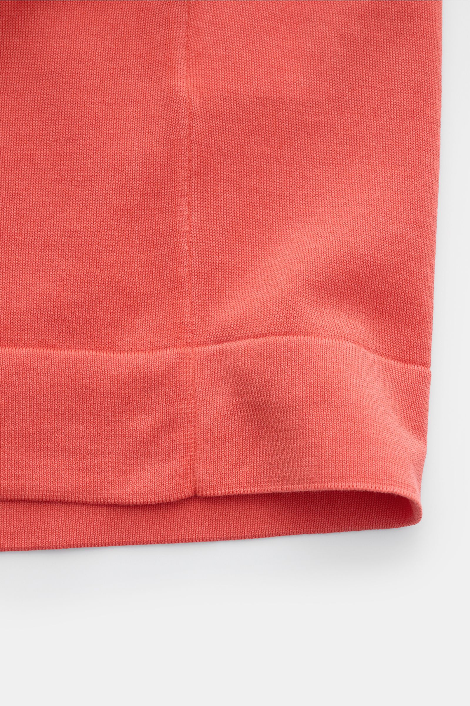 Close-up view of the hem and stitching of the Drumohr T-shirt light red, made of fine knit pure cotton with a very soft feel.

A basic with maximum comfort: This elegant T-shirt by DRUMOHR made of cotton in a comfortable fine knit is a must-have essent