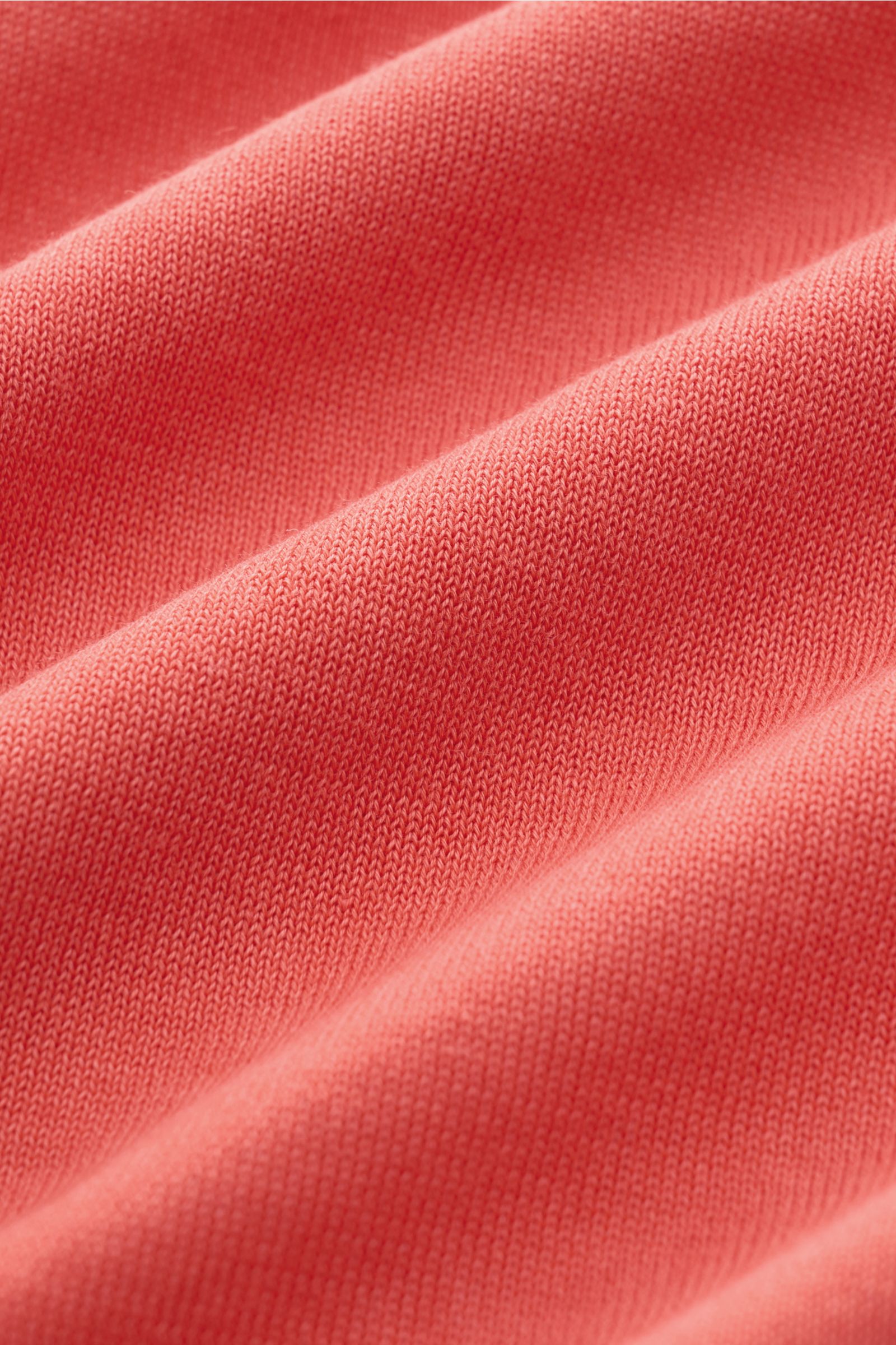 Close-up front view of the fine knit fabric of the Drumohr T-shirt light red, showing its soft cotton texture.

A basic with maximum comfort: This elegant T-shirt by DRUMOHR made of cotton in a comfortable fine knit is a must-have essential for your wa