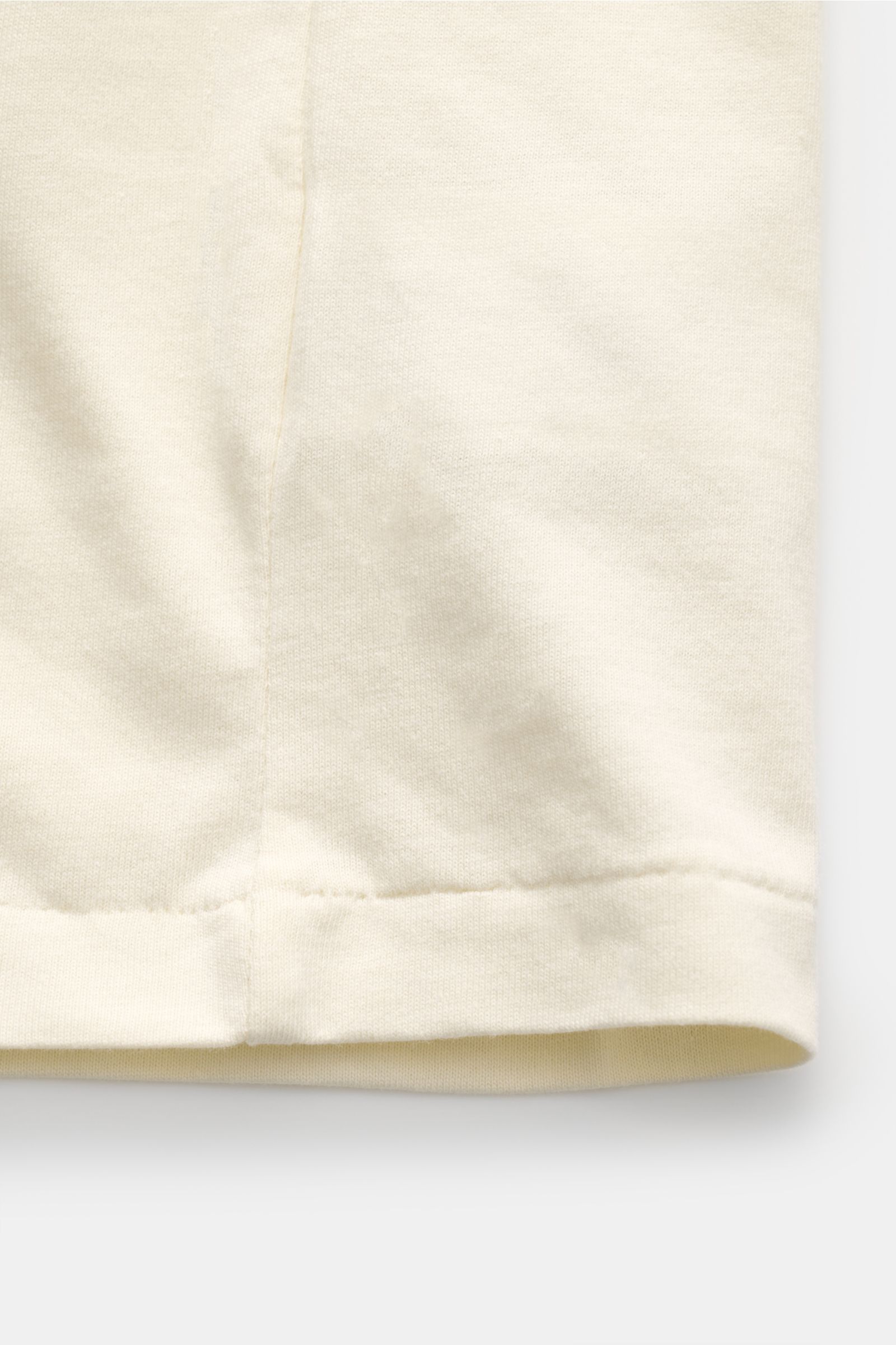 Close-up front view of Polo Ralph Lauren Rundhals-T-Shirt creme in soft pure cotton jersey with slim fit and poloplayer stitching.

Das Rundhals-T-Shirt aus Jersey in reiner Baumwolle überzeugt mit seiner weichen Qualität und dem bequemen Slim Fit. Der