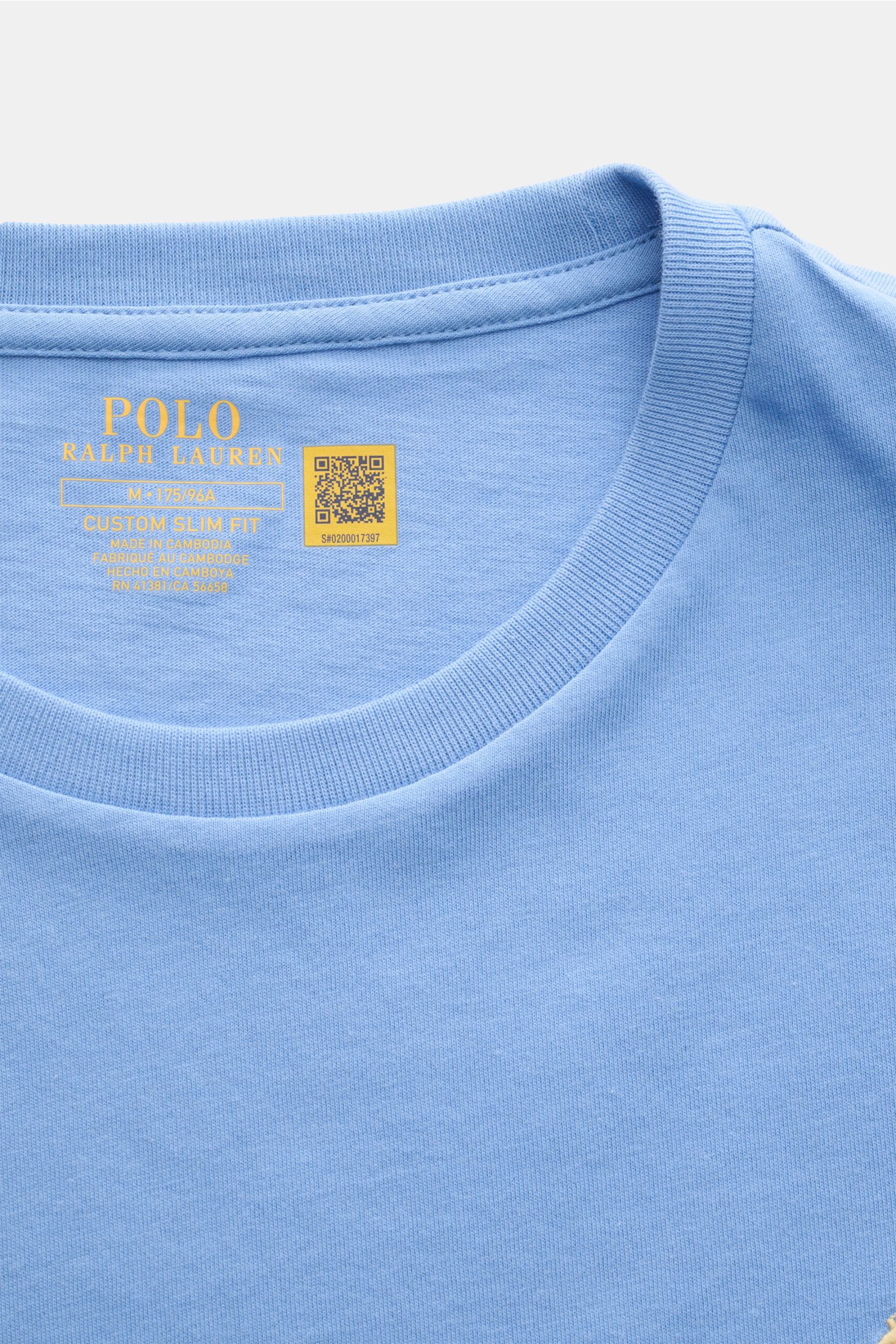 Close-up front view of Polo Ralph Lauren Crew neck T-shirt smoky blue showing crew neck and logo stitching in soft pure cotton fabric with slim silhouette.

A sporty classic: This soft T-shirt in pure cotton by POLO RALPH LAUREN combines the iconic log