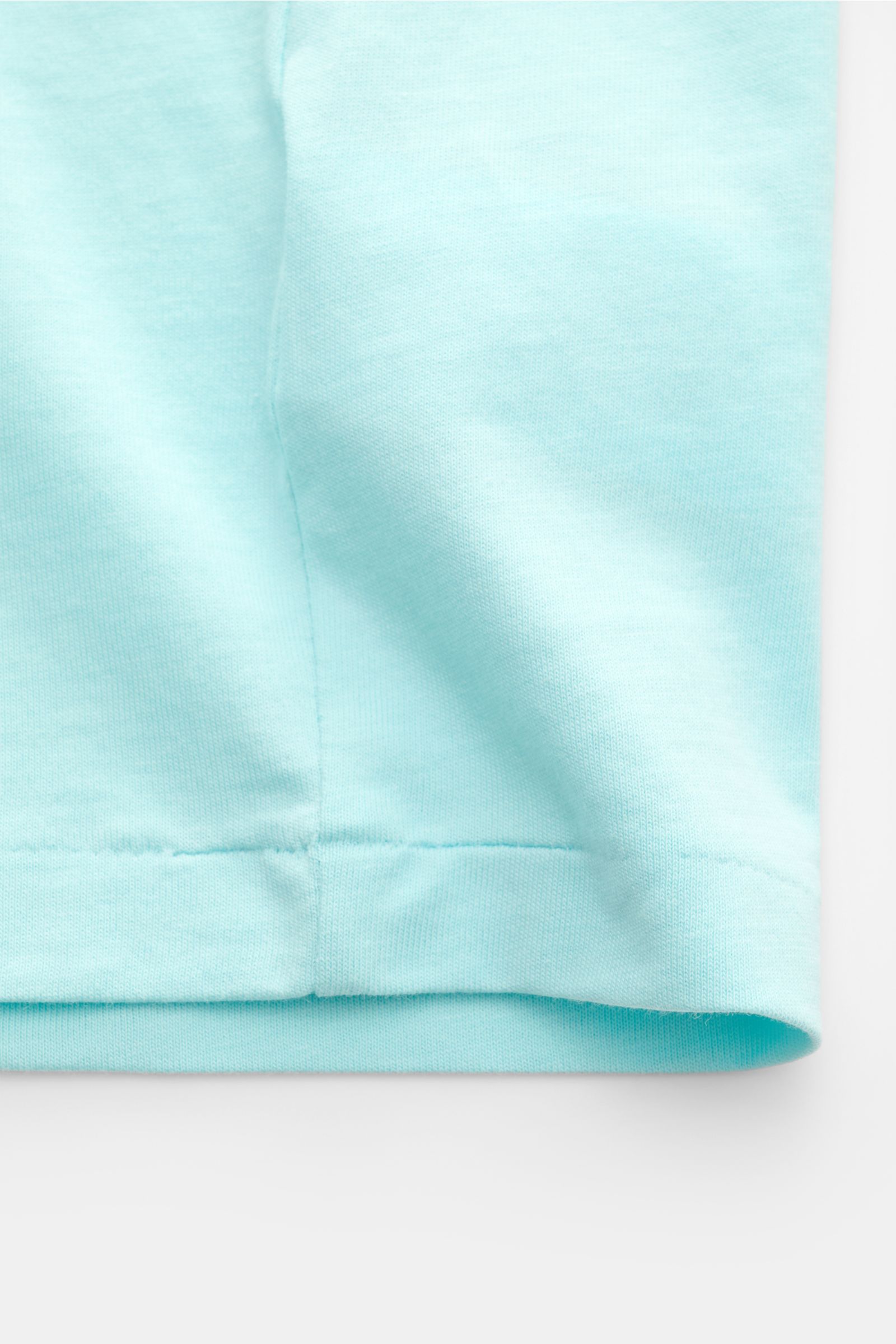Close-up from the side of the Polo Ralph Lauren Crew neck T-shirt light blue showing soft pure cotton jersey, extra slim fit, and signature logo stitching.

A sporty classic: This soft T-shirt in pure cotton by POLO RALPH LAUREN combines the iconic log