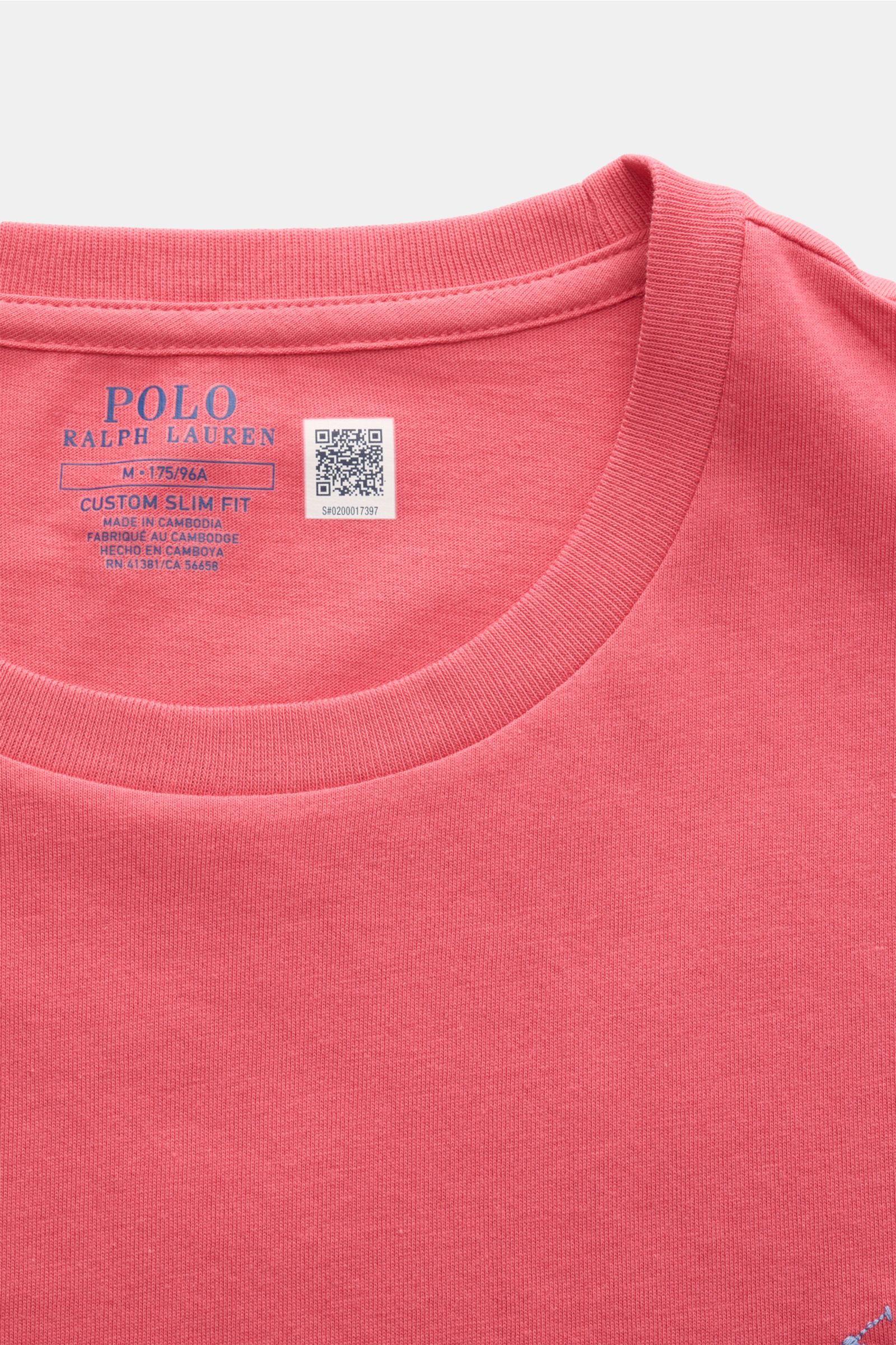 Polo Ralph Lauren Rundhals-T-Shirt hellrot, Detailaufnahme von oben, weiche Baumwolle, Extra Slim Fit, Rundhalsausschnitt, Logo-Stitching.
