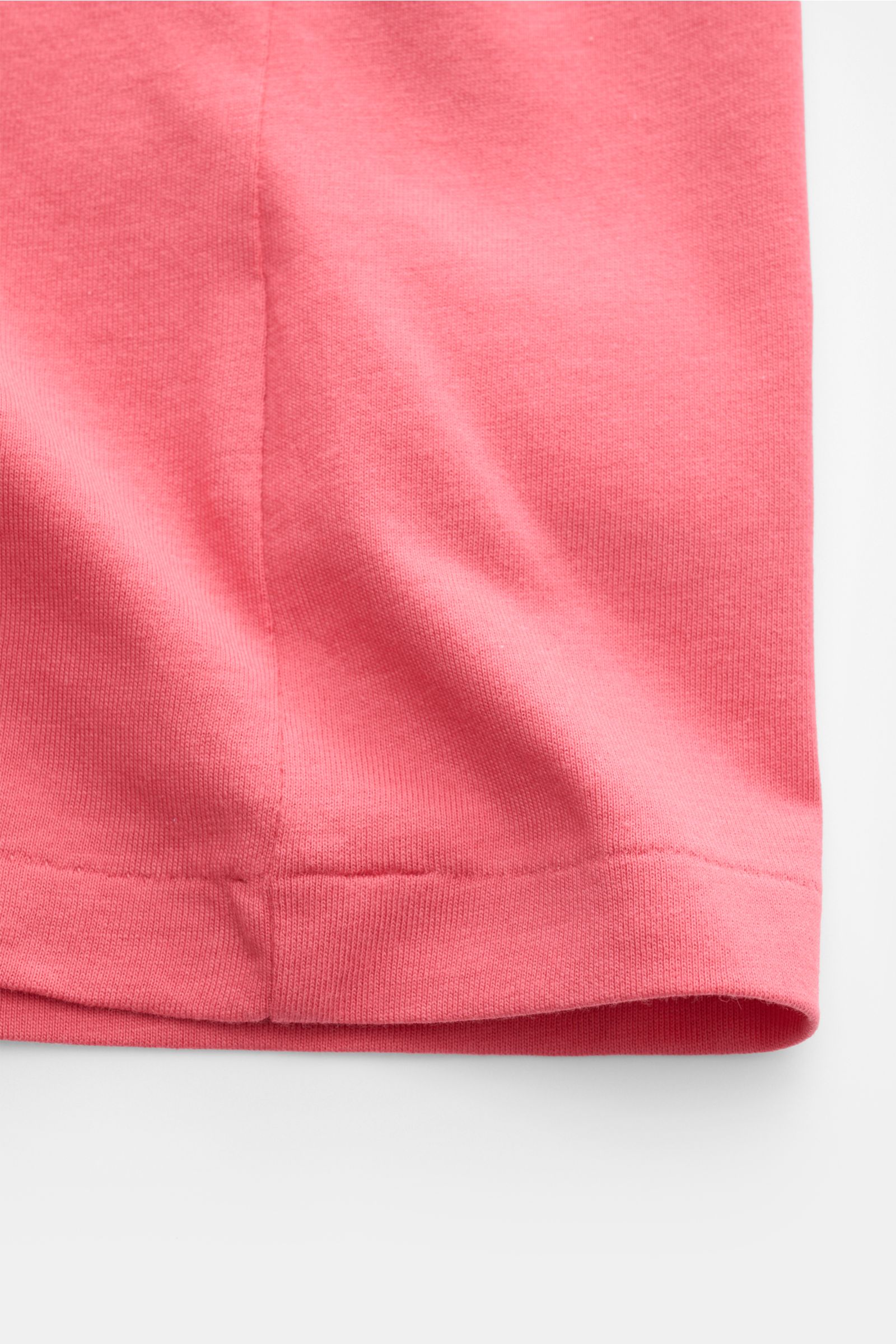 Polo Ralph Lauren Rundhals-T-Shirt hellrot, Detailaufnahme der weichen Baumwoll-Jersey-Qualität und schmaler Naht, Extra Slim Fit, Logo-Stitching.