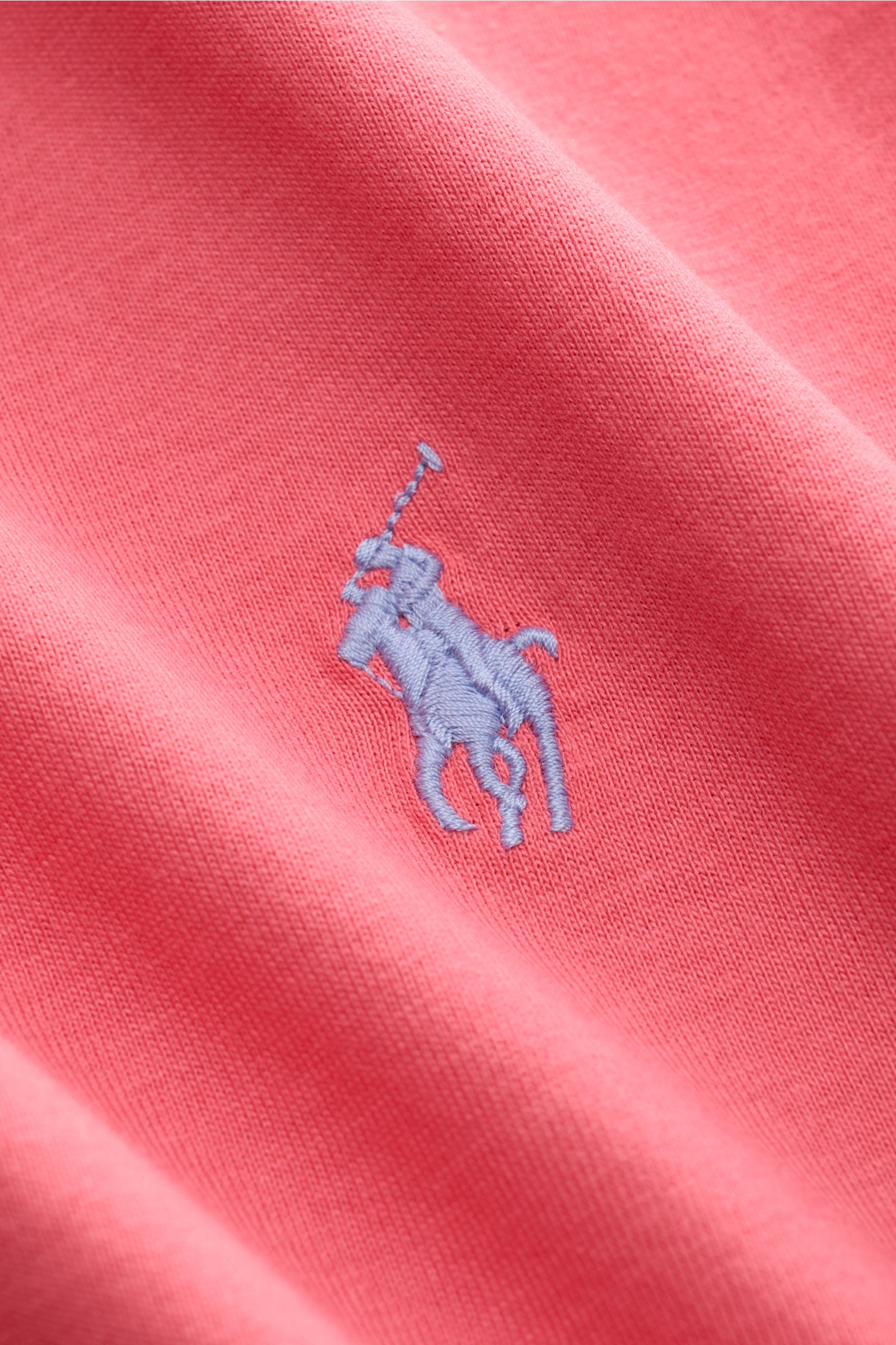 Polo Ralph Lauren Rundhals-T-Shirt hellrot, Detailaufnahme des soften Baumwoll-Jerseys mit blauem Logo-Stitching, Extra Slim Fit.