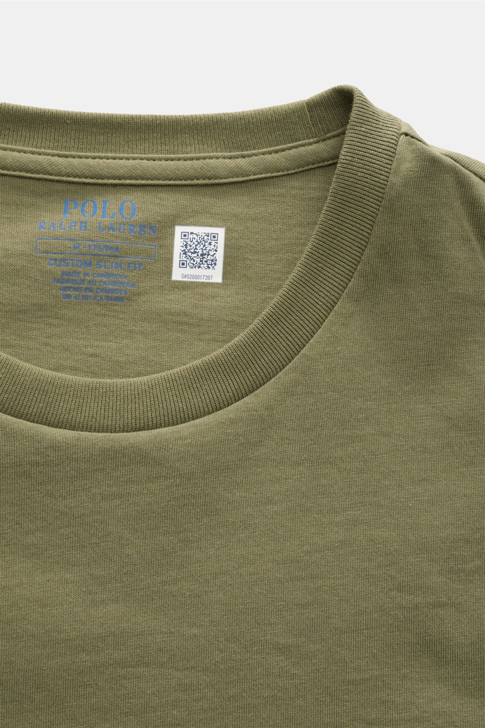 Close-up front view of Polo Ralph Lauren Crew neck T-shirt olive showing neckline, fabric texture, and inner label details.

A sporty classic: This soft T-shirt in pure cotton by POLO RALPH LAUREN combines the iconic logo stitching with a slim silhouet