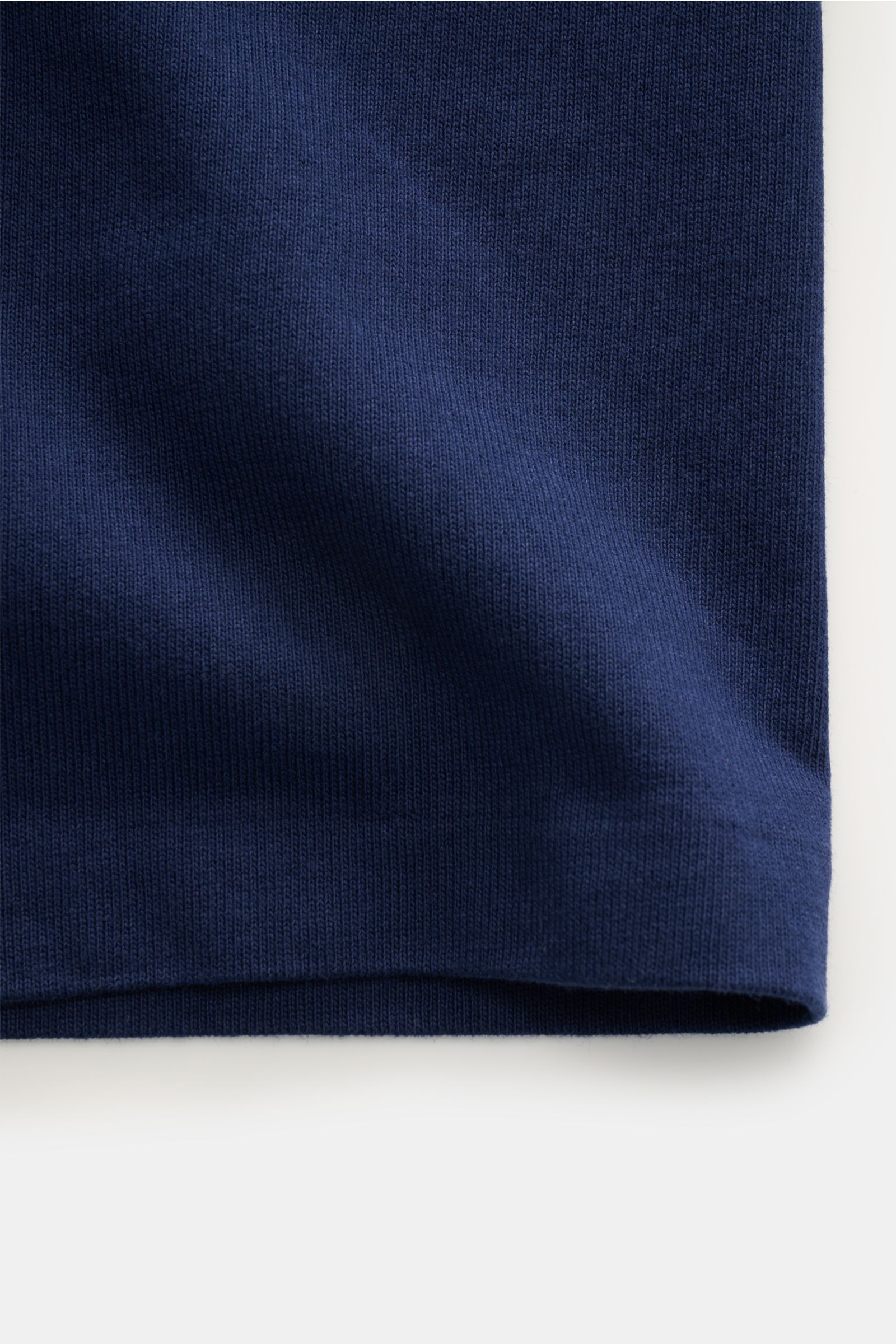 Nahaufnahme des Stoffes vom Polo Ralph Lauren Rundhals-T-Shirt navy, reine Baumwolle, schwere Qualität, Regular Fit, Rundhalsausschnitt, Logo-Print Brust.