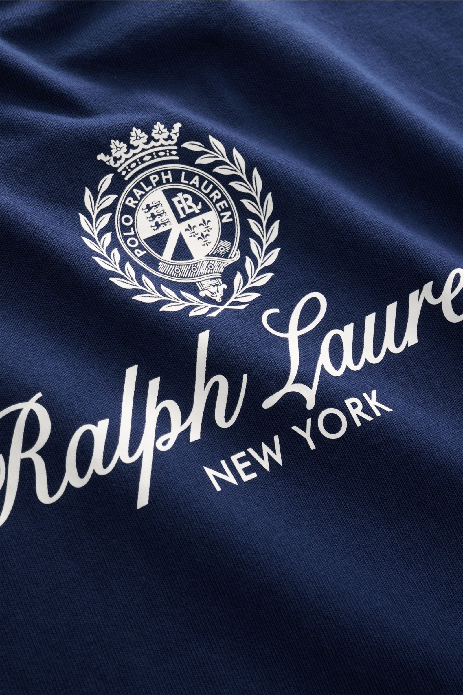 Polo Ralph Lauren Rundhals-T-Shirt navy in schwerer Baumwollqualität, Logo-Print auf Brust, Detailaufnahme aus Nahperspektive, Regular Fit, Rundhalsausschnitt.