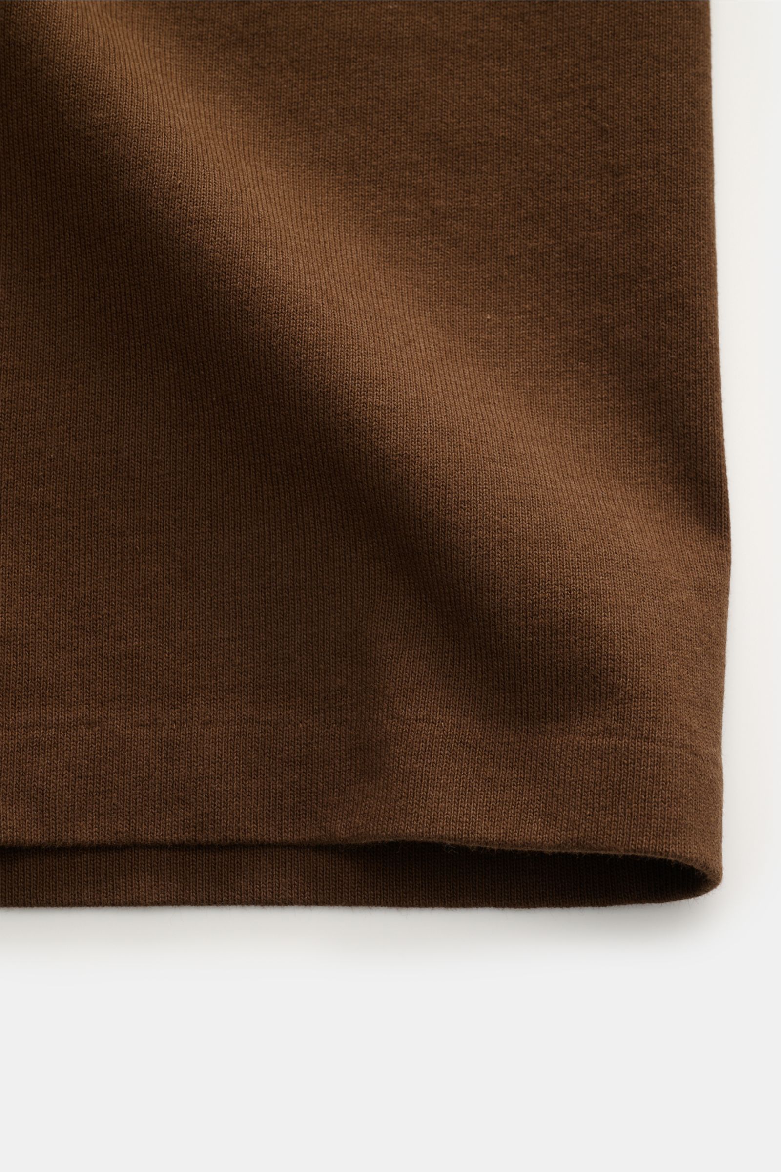 Polo Ralph Lauren Rundhals-T-Shirt dunkelbraun aus reiner Baumwolle in schwerer Qualität, Detailaufnahme des Stoffes, Regular Fit, Rundhalsausschnitt, Logo-Print, casual mit Charakter.