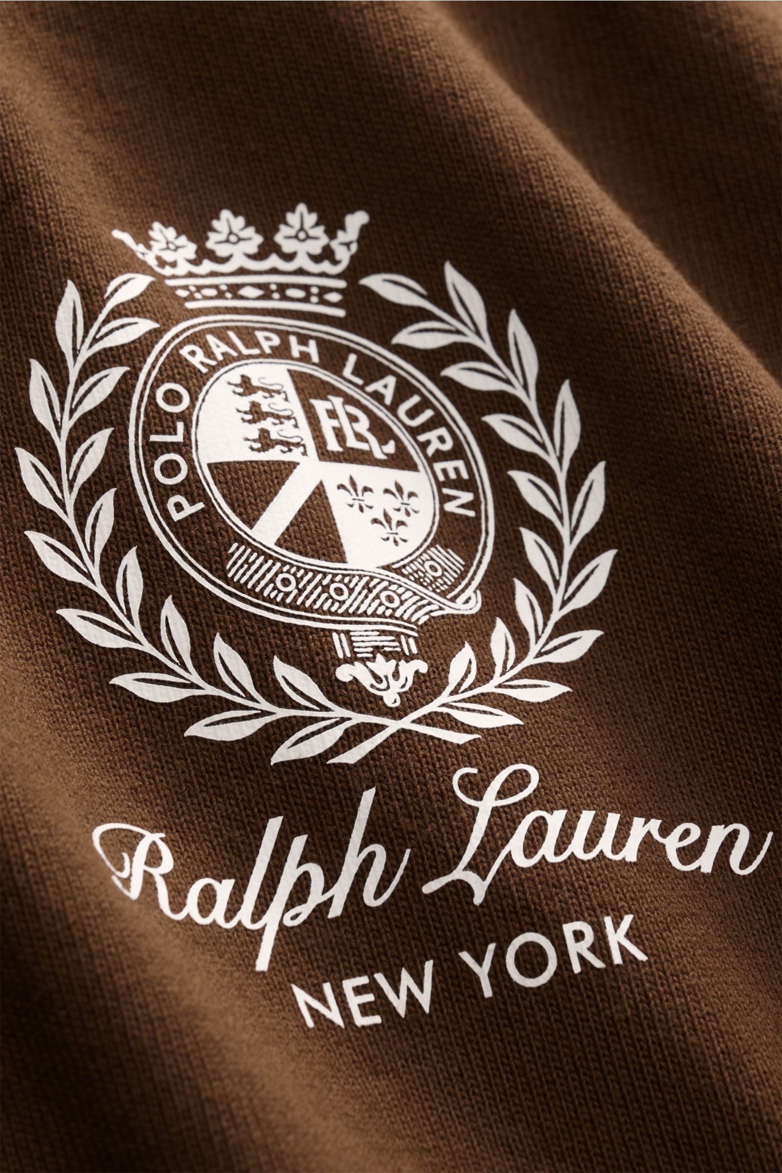 Polo Ralph Lauren Rundhals-T-Shirt dunkelbraun aus schwerer Baumwolle mit Logo-Print, Regular Fit, Rundhalsausschnitt, Detailaufnahme aus Nahperspektive.