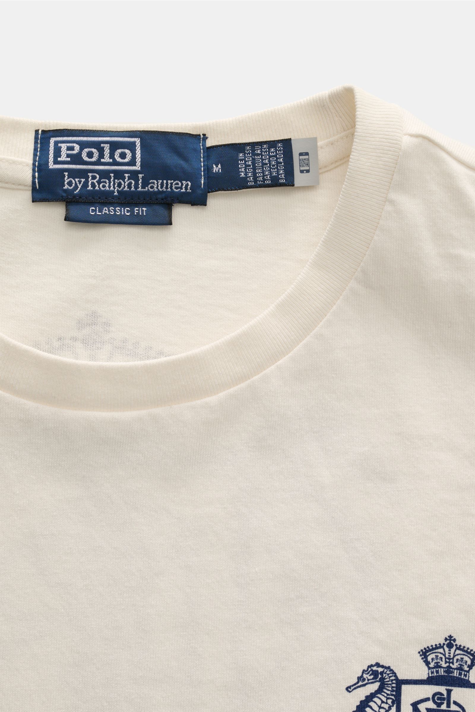 Nahaufnahme des Kragens und Labels des Polo Ralph Lauren Rundhals-T-Shirt offwhite, weicher Jersey, Classic Fit, maritimer Print.